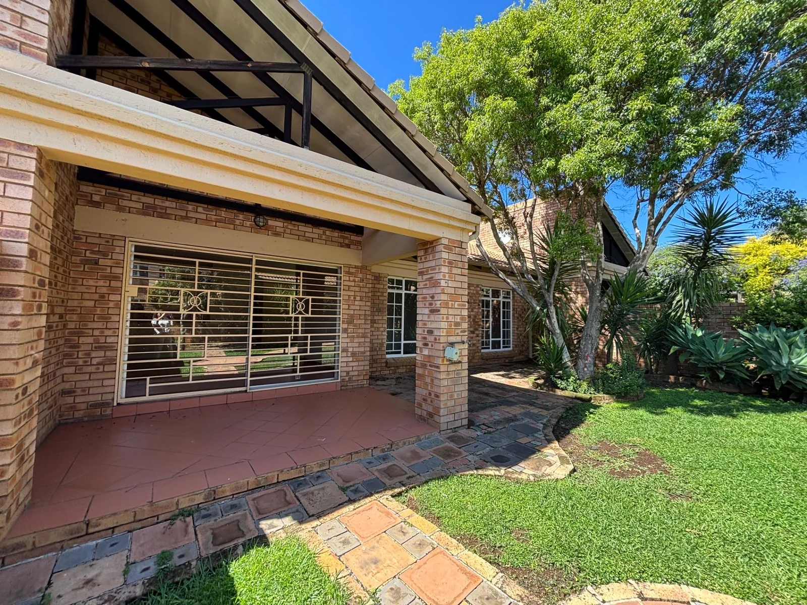 NEW LISTING ..... SIMPLEX INSIDE STUNNING COMPLEX!