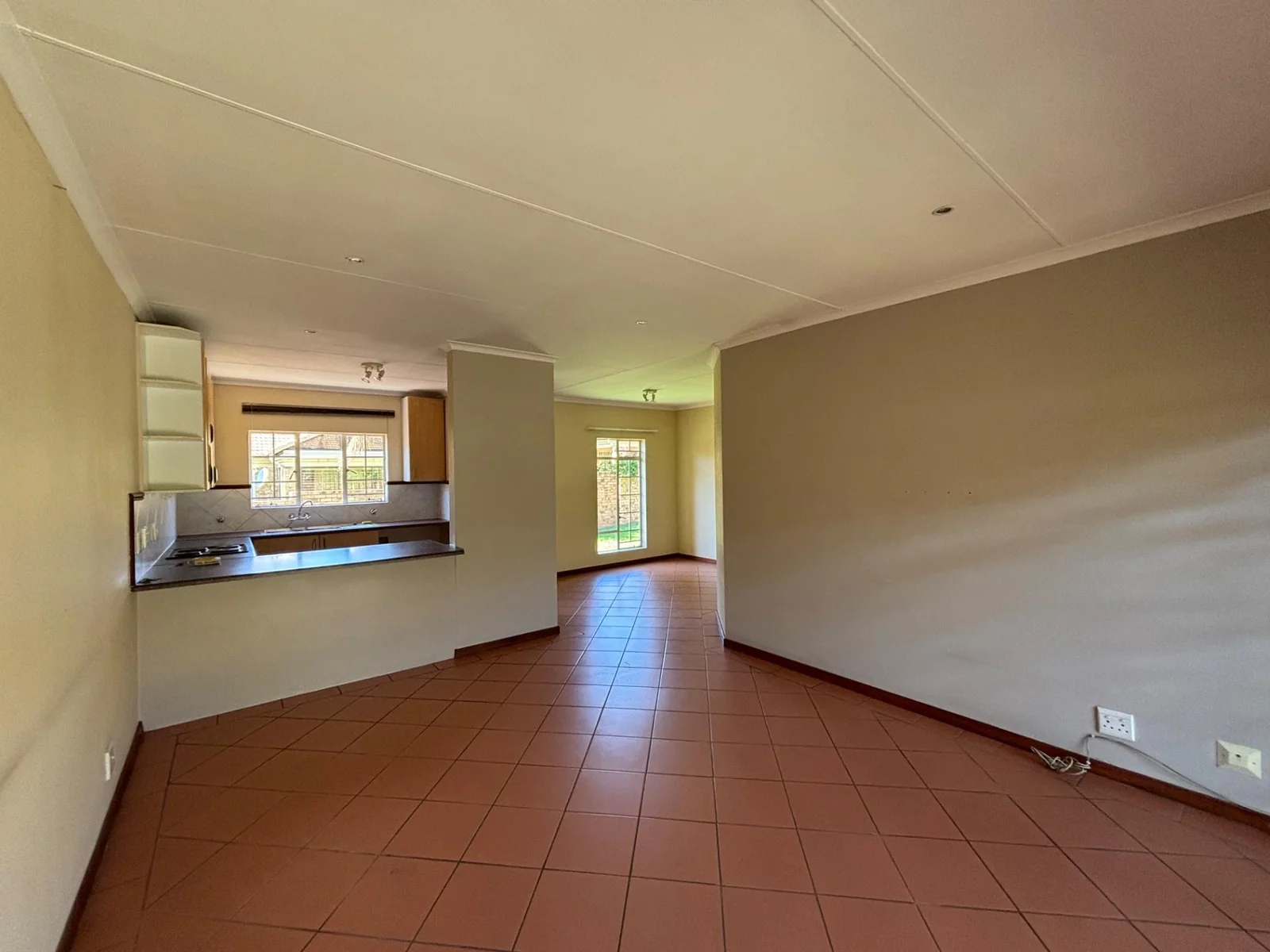 NEW LISTING ..... SIMPLEX INSIDE STUNNING COMPLEX!