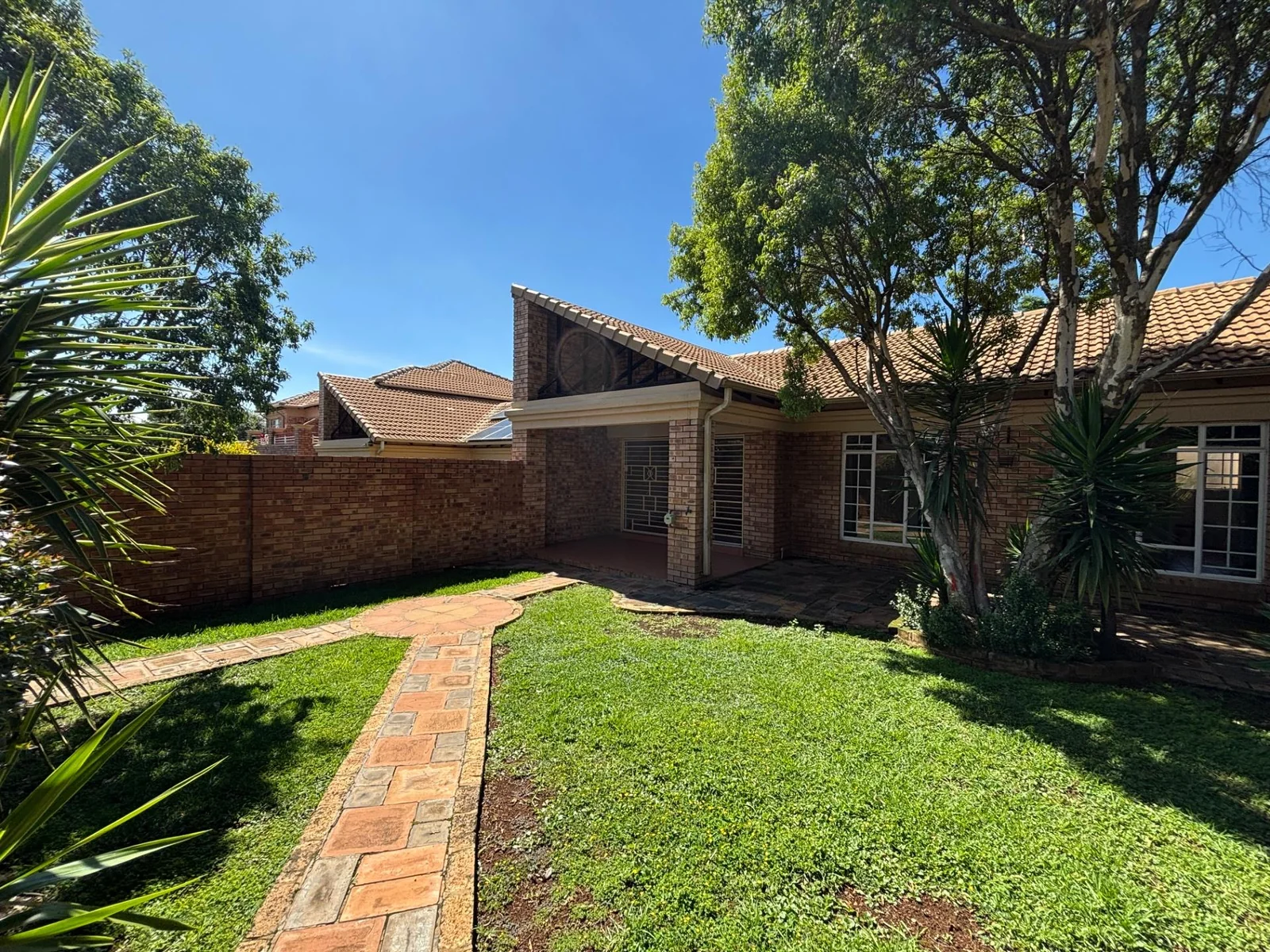 NEW LISTING ..... SIMPLEX INSIDE STUNNING COMPLEX!