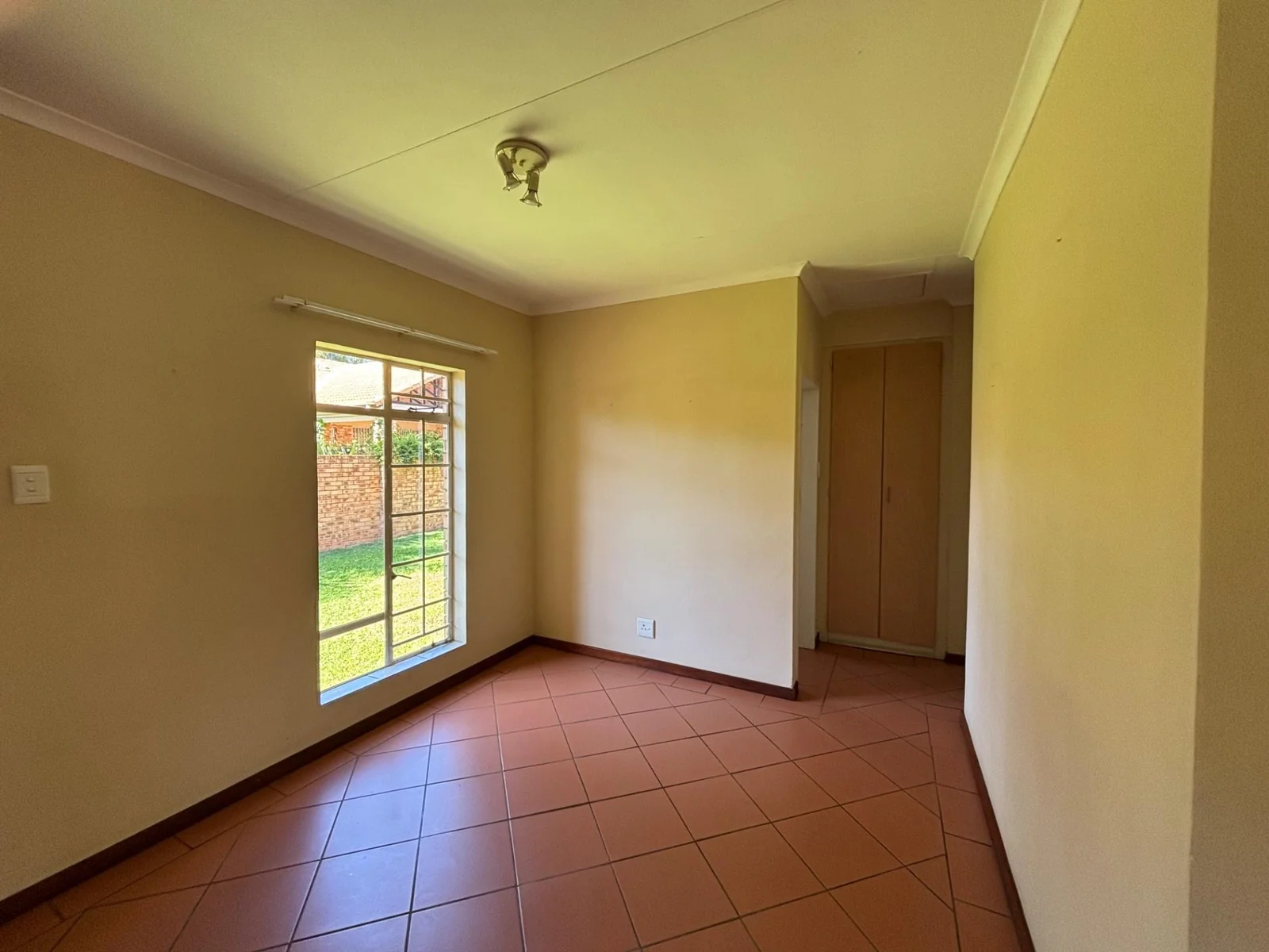 NEW LISTING ..... SIMPLEX INSIDE STUNNING COMPLEX!