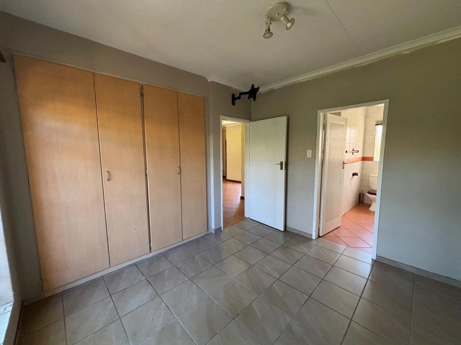 NEW LISTING ..... SIMPLEX INSIDE STUNNING COMPLEX!