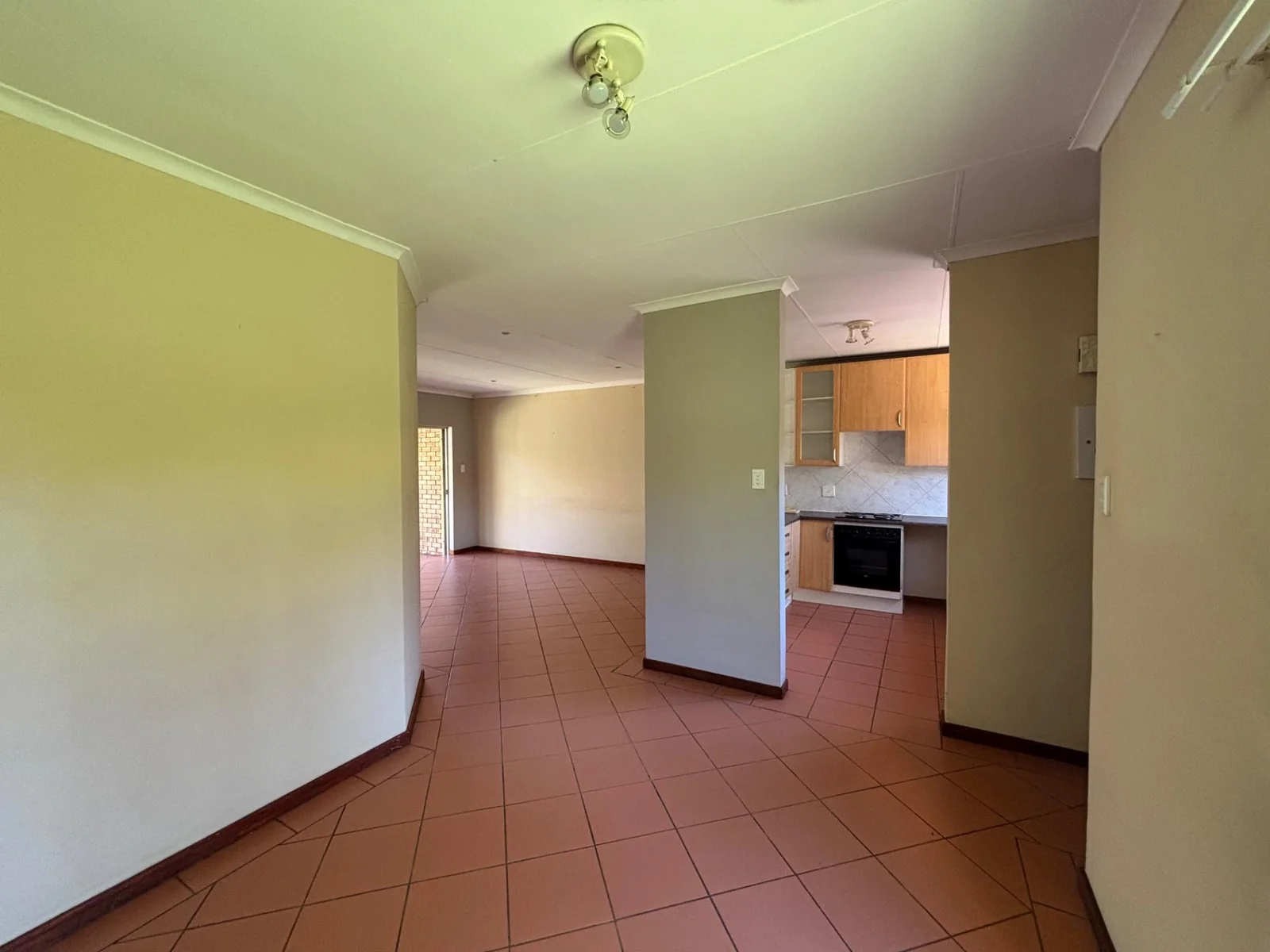 NEW LISTING ..... SIMPLEX INSIDE STUNNING COMPLEX!