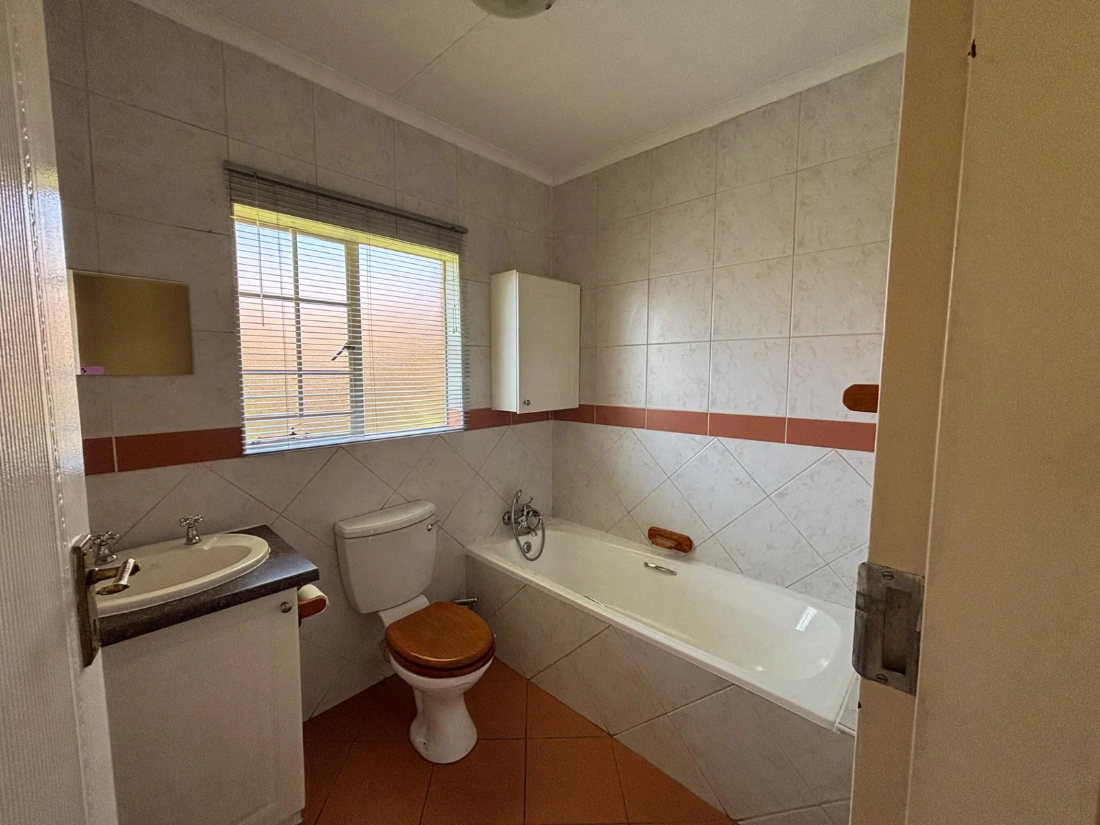 NEW LISTING ..... SIMPLEX INSIDE STUNNING COMPLEX!