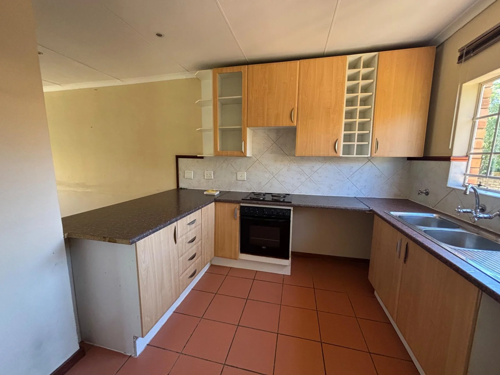 NEW LISTING ..... SIMPLEX INSIDE STUNNING COMPLEX!