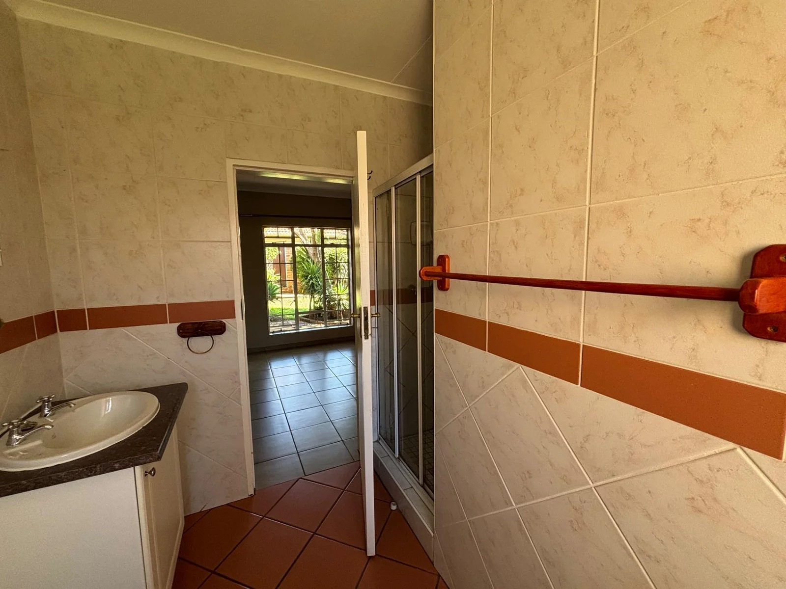 NEW LISTING ..... SIMPLEX INSIDE STUNNING COMPLEX!