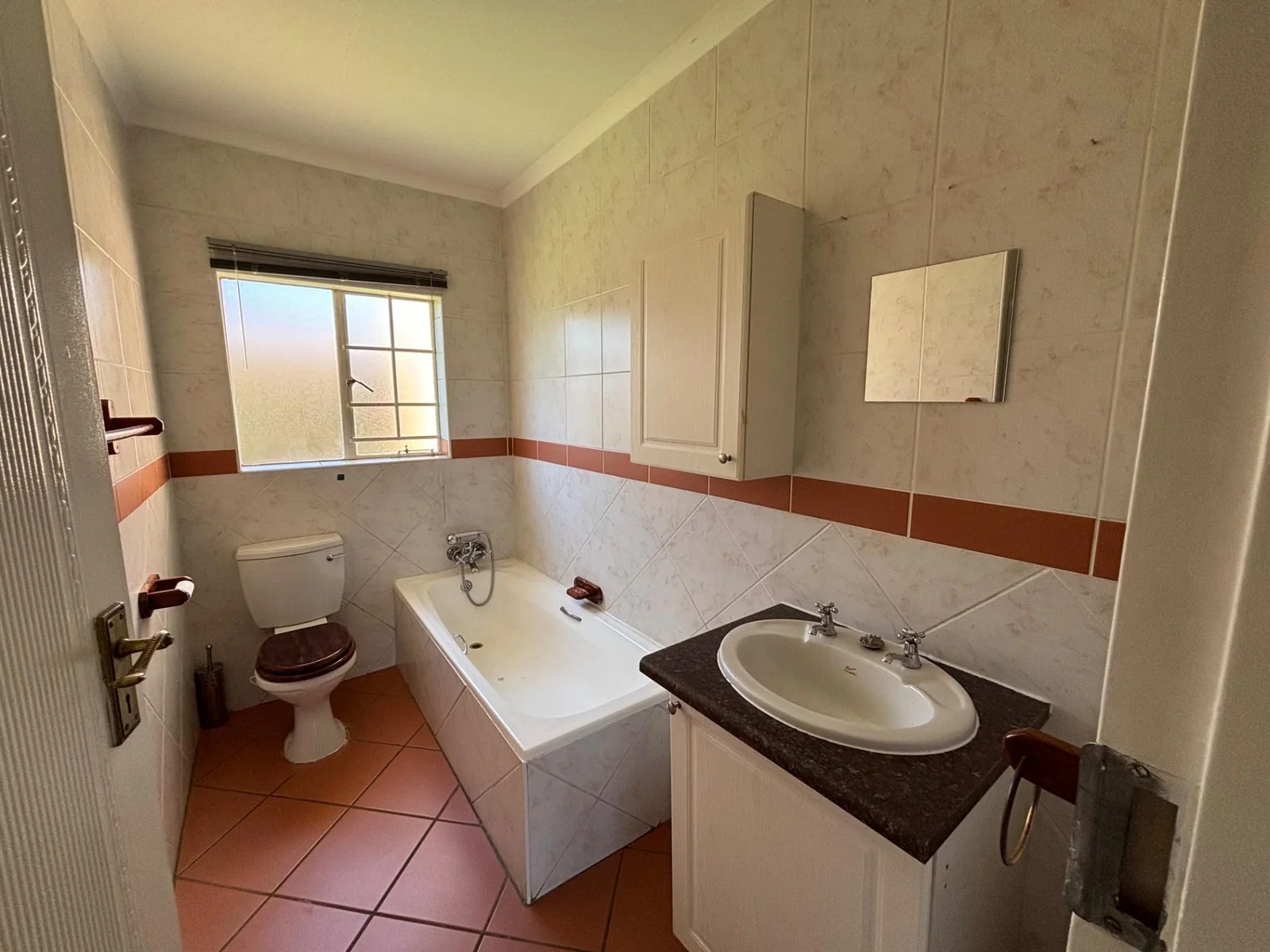 NEW LISTING ..... SIMPLEX INSIDE STUNNING COMPLEX!