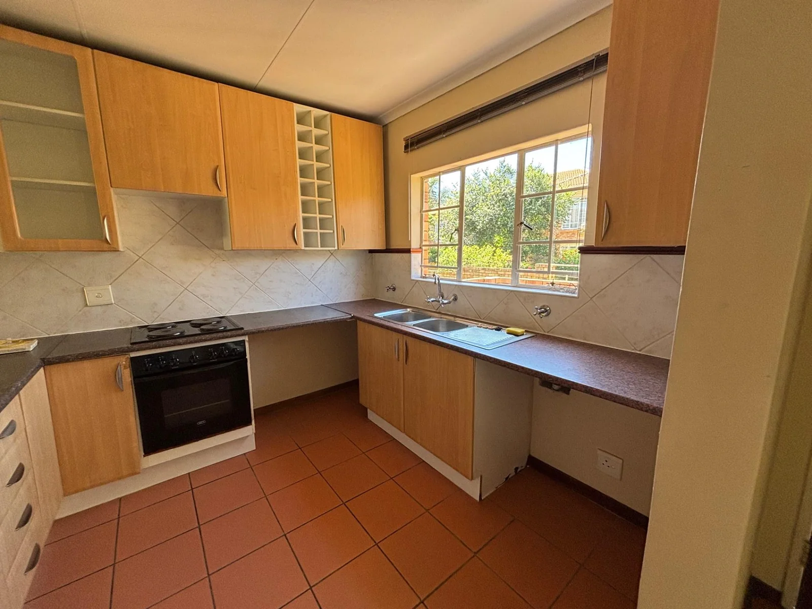 NEW LISTING ..... SIMPLEX INSIDE STUNNING COMPLEX!