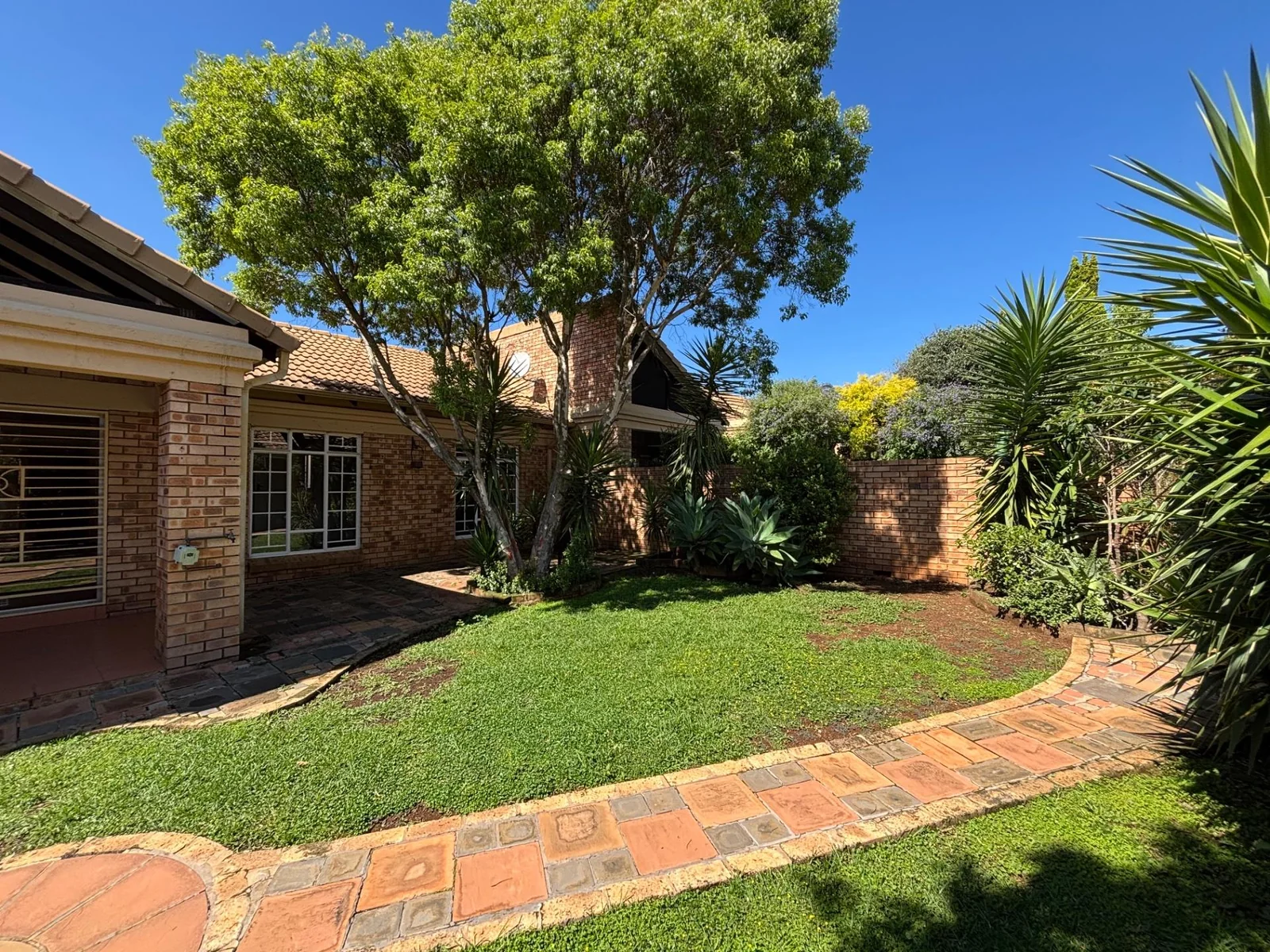 NEW LISTING ..... SIMPLEX INSIDE STUNNING COMPLEX!