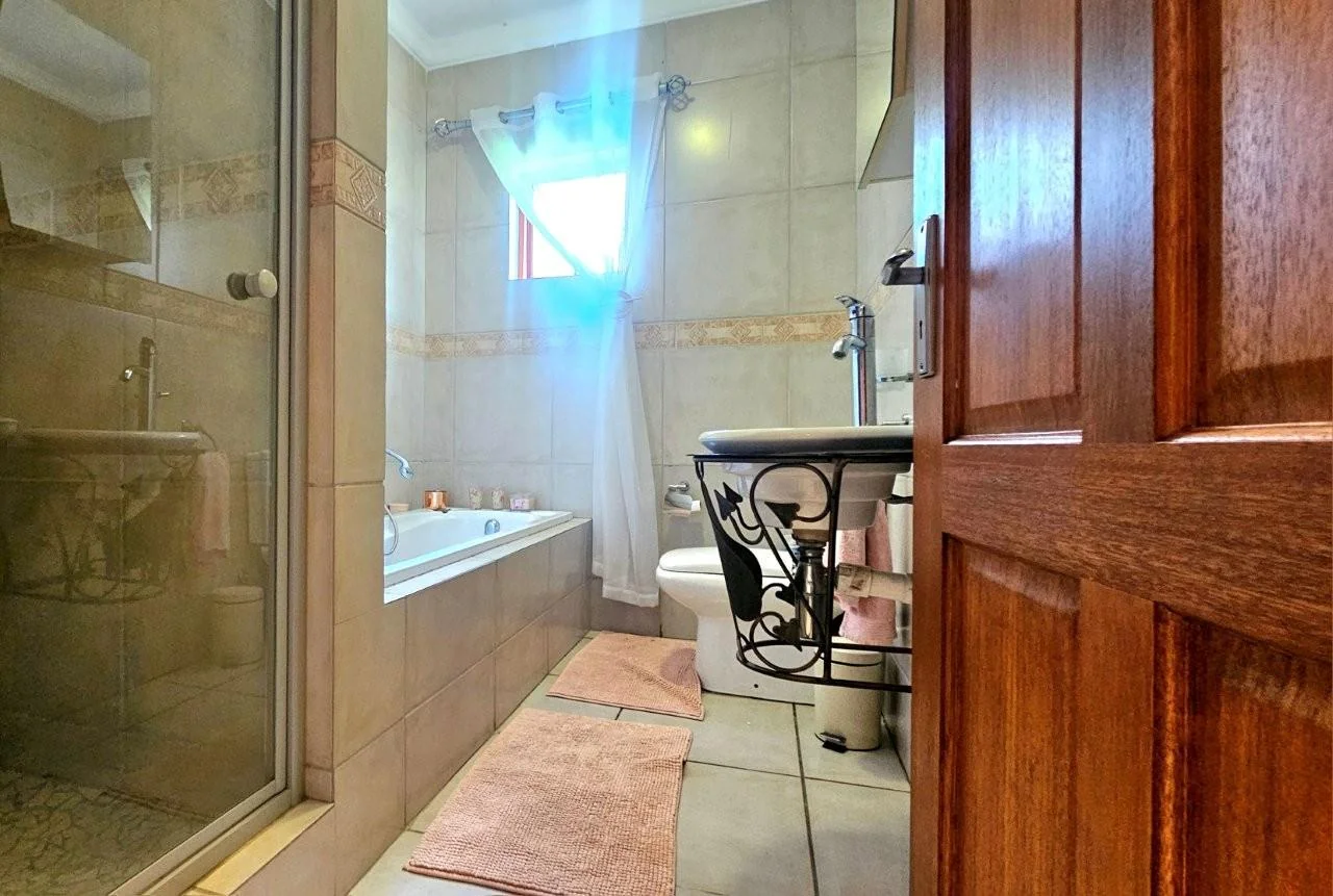 GENEROUS FAMILY HOME WITH FLATLET IN THE HEART OF MIDSTREAM ESTATE.