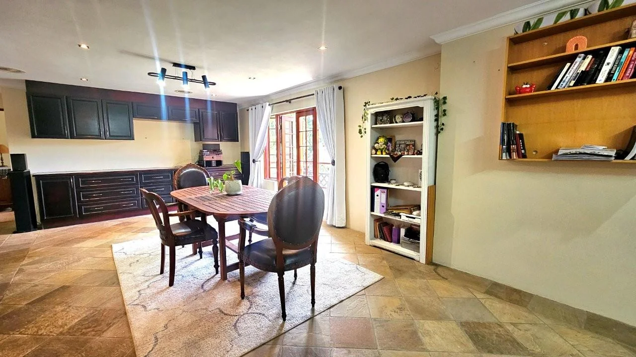GENEROUS FAMILY HOME WITH FLATLET IN THE HEART OF MIDSTREAM ESTATE.