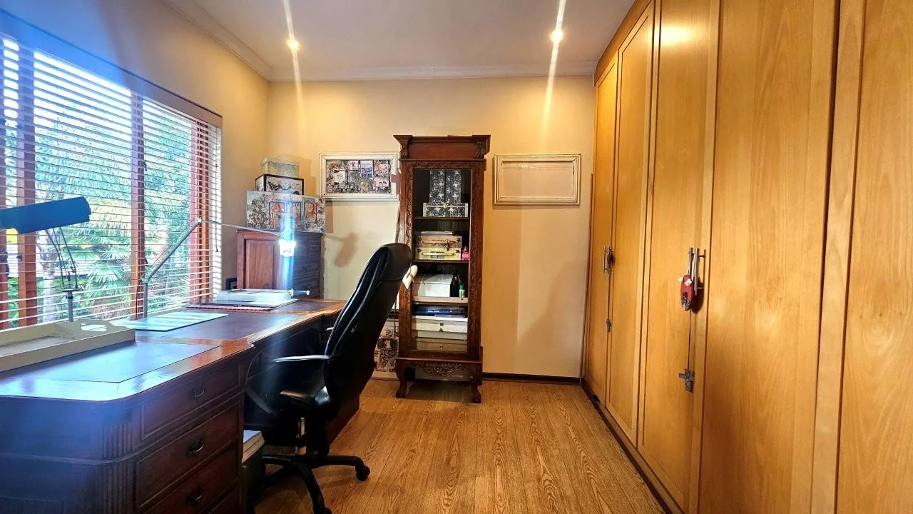 GENEROUS FAMILY HOME WITH FLATLET IN THE HEART OF MIDSTREAM ESTATE.