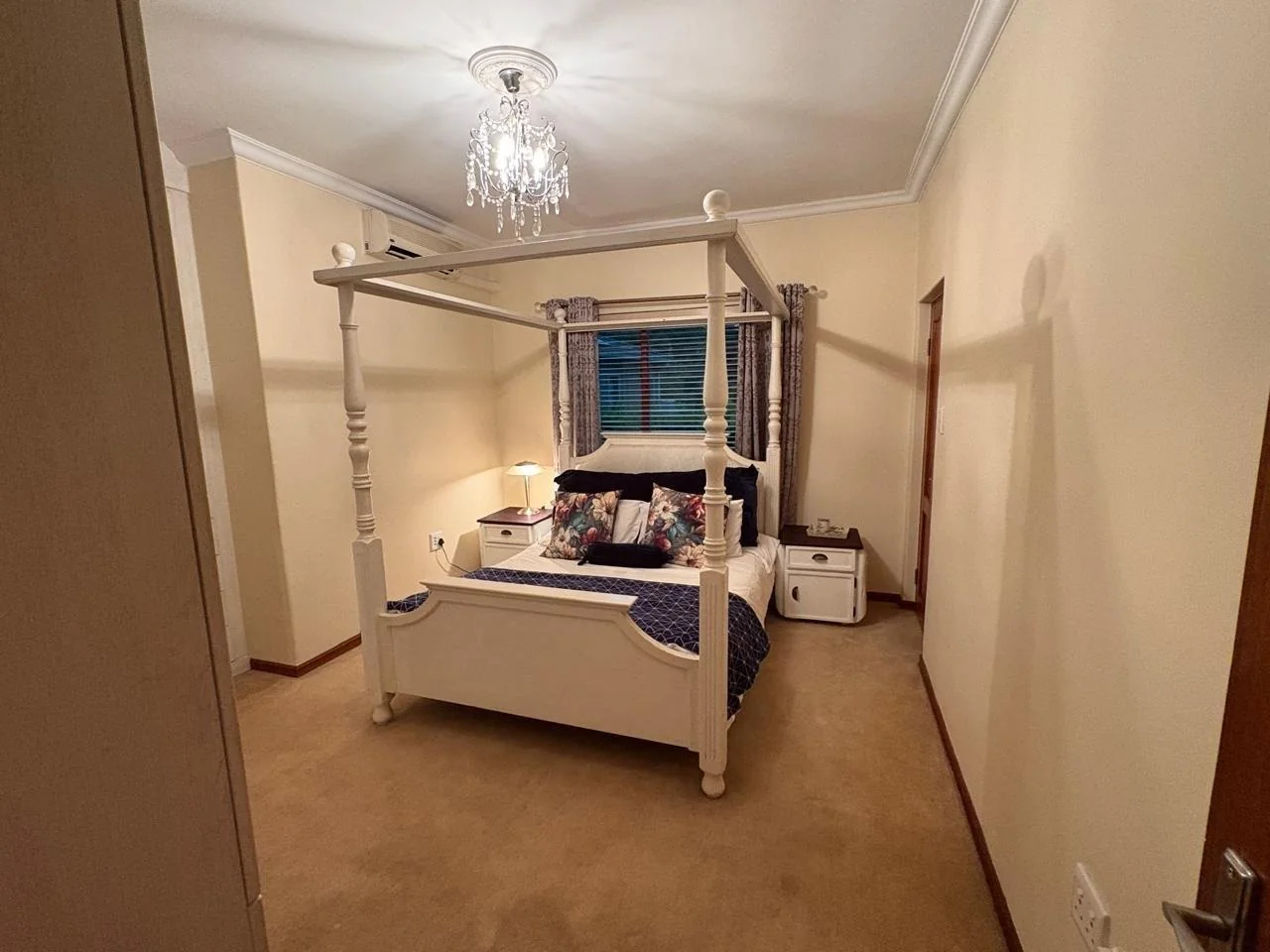 GENEROUS FAMILY HOME WITH FLATLET IN THE HEART OF MIDSTREAM ESTATE.