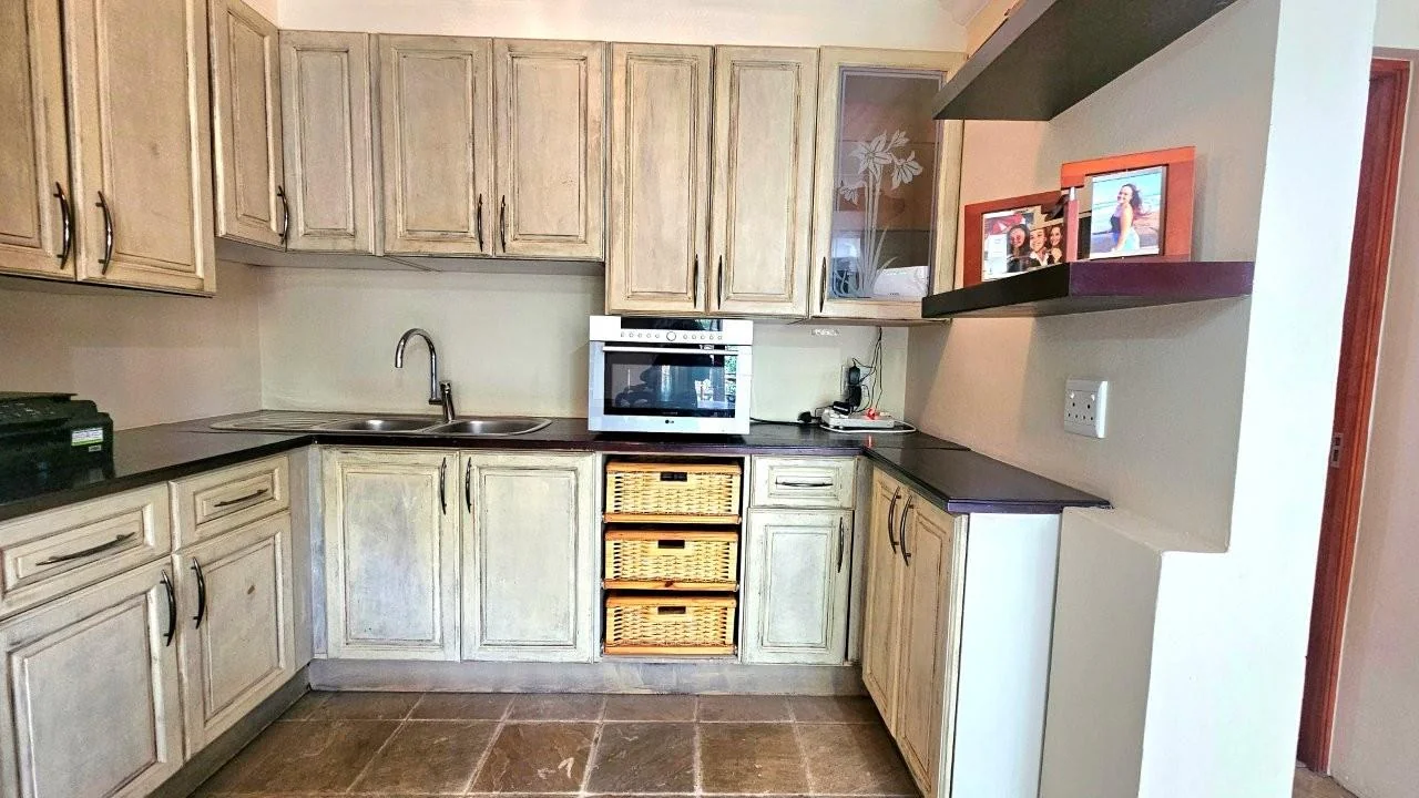 GENEROUS FAMILY HOME WITH FLATLET IN THE HEART OF MIDSTREAM ESTATE.