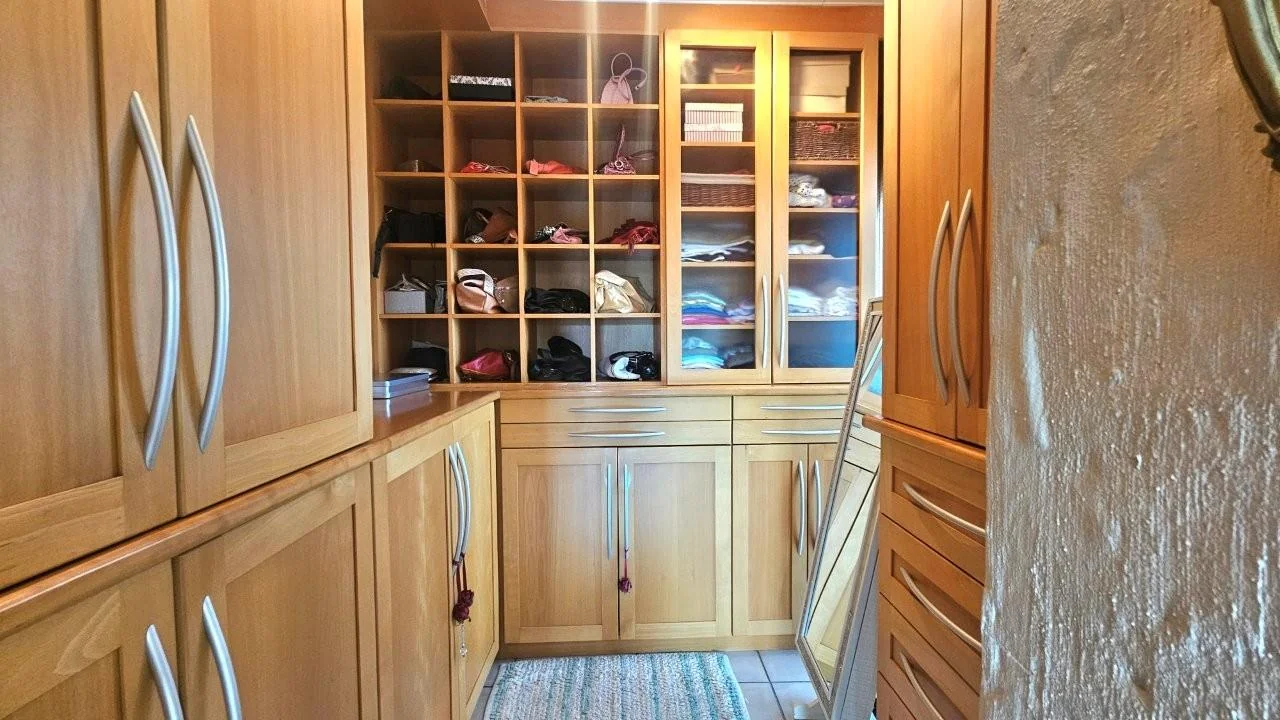 GENEROUS FAMILY HOME WITH FLATLET IN THE HEART OF MIDSTREAM ESTATE.