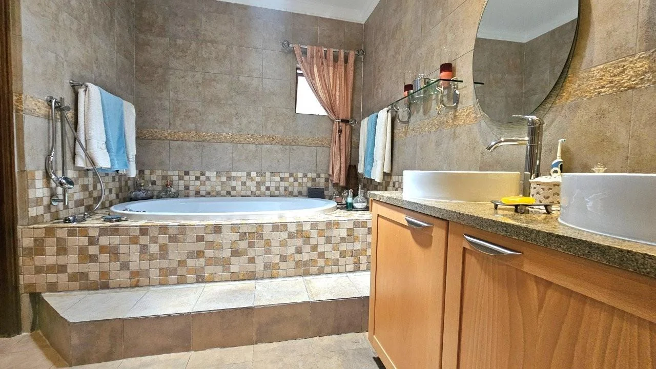 GENEROUS FAMILY HOME WITH FLATLET IN THE HEART OF MIDSTREAM ESTATE.