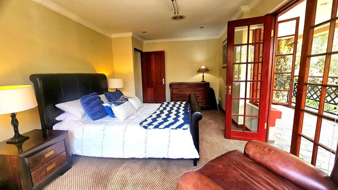 GENEROUS FAMILY HOME WITH FLATLET IN THE HEART OF MIDSTREAM ESTATE.