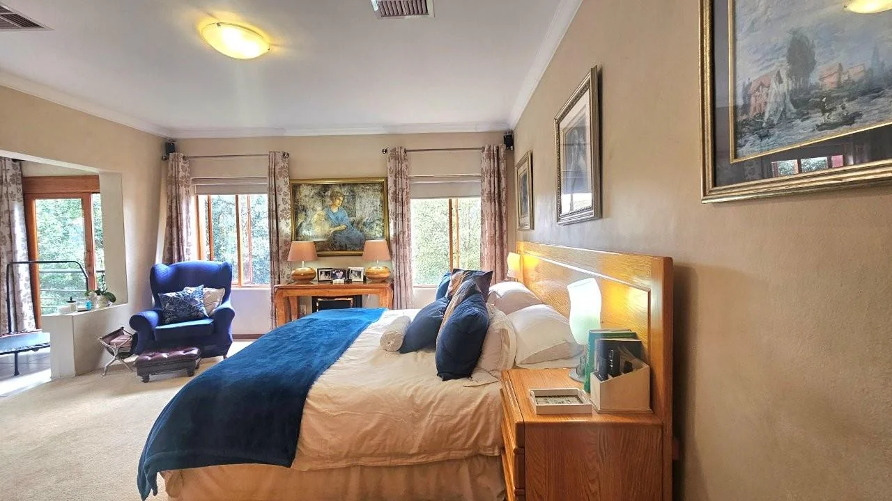 GENEROUS FAMILY HOME WITH FLATLET IN THE HEART OF MIDSTREAM ESTATE.