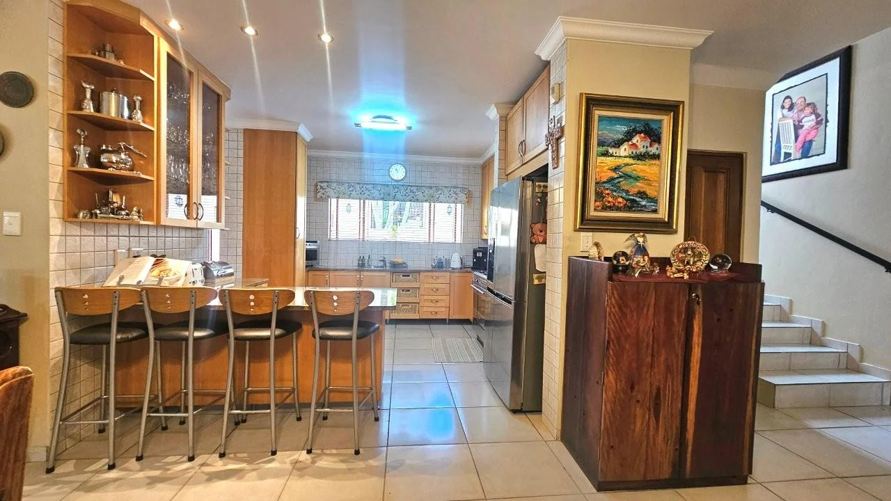 GENEROUS FAMILY HOME WITH FLATLET IN THE HEART OF MIDSTREAM ESTATE.