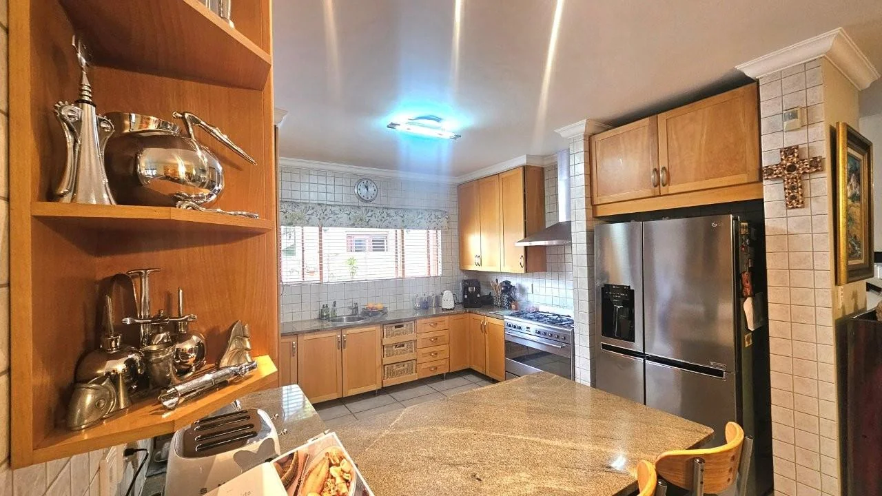 GENEROUS FAMILY HOME WITH FLATLET IN THE HEART OF MIDSTREAM ESTATE.