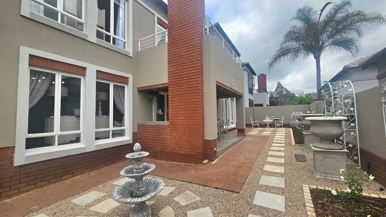 FULL TITLE TOWNHOUSE IN MIDSTREAM ESTATE – NEWLY RENOVATED AND BEAUTIFULLY APPOINTED