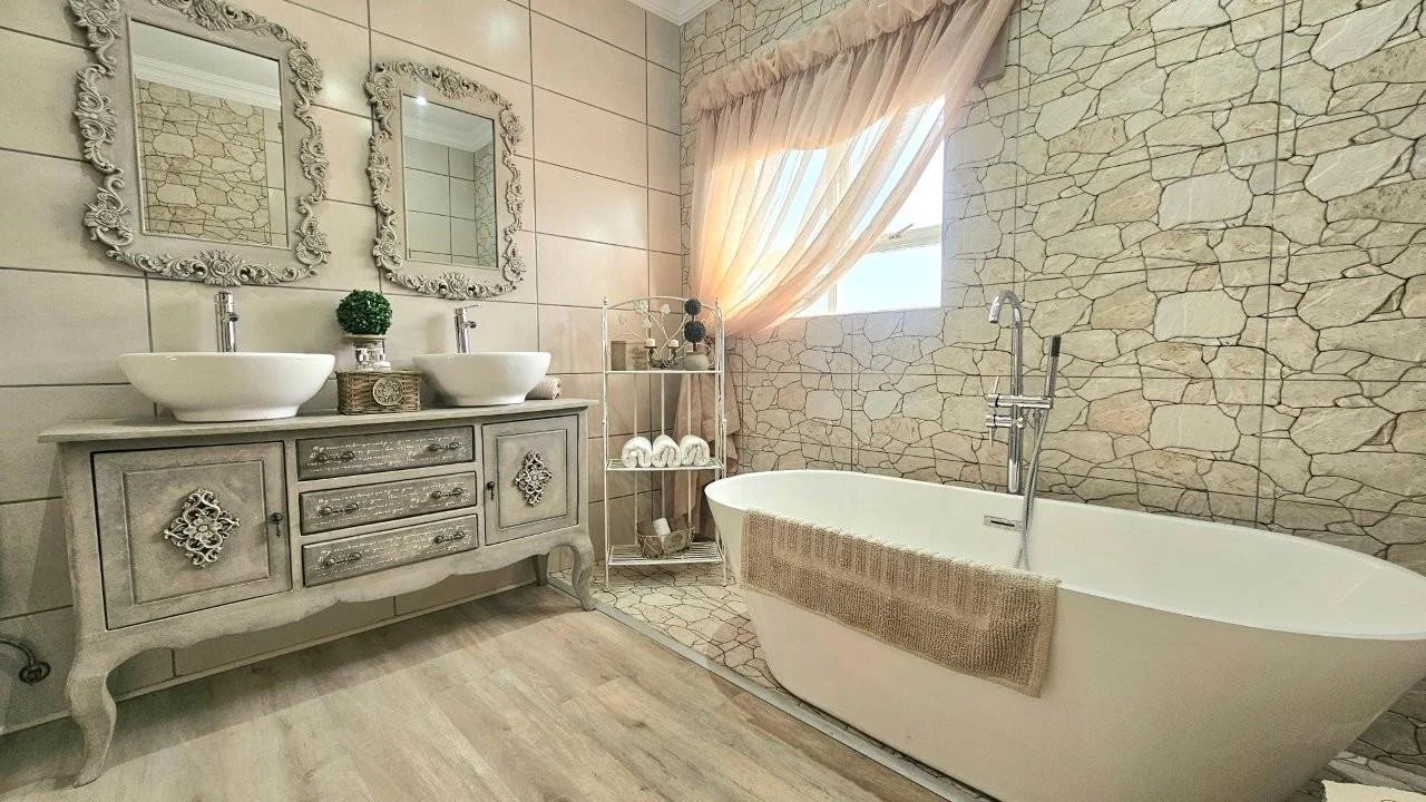 FULL TITLE TOWNHOUSE IN MIDSTREAM ESTATE – NEWLY RENOVATED AND BEAUTIFULLY APPOINTED