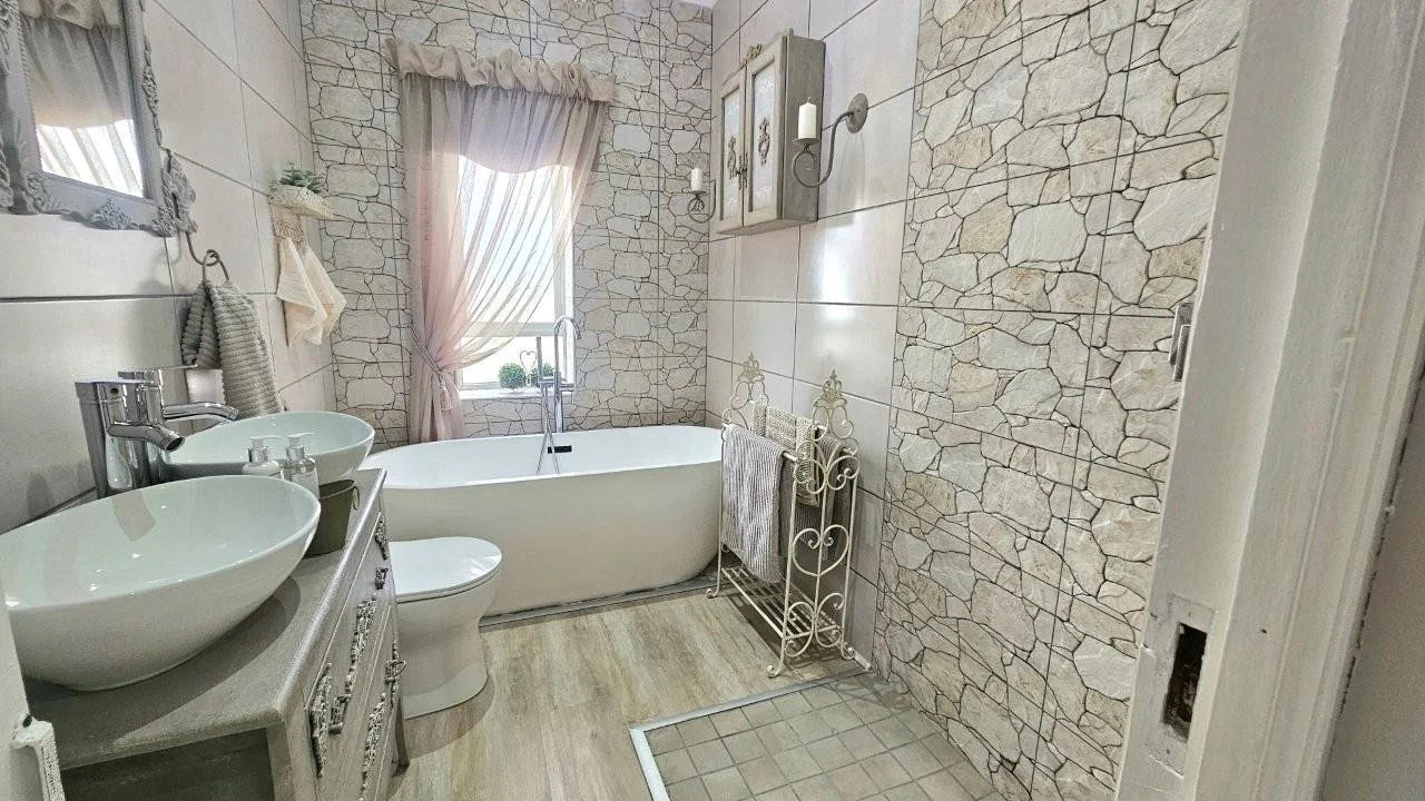 FULL TITLE TOWNHOUSE IN MIDSTREAM ESTATE – NEWLY RENOVATED AND BEAUTIFULLY APPOINTED