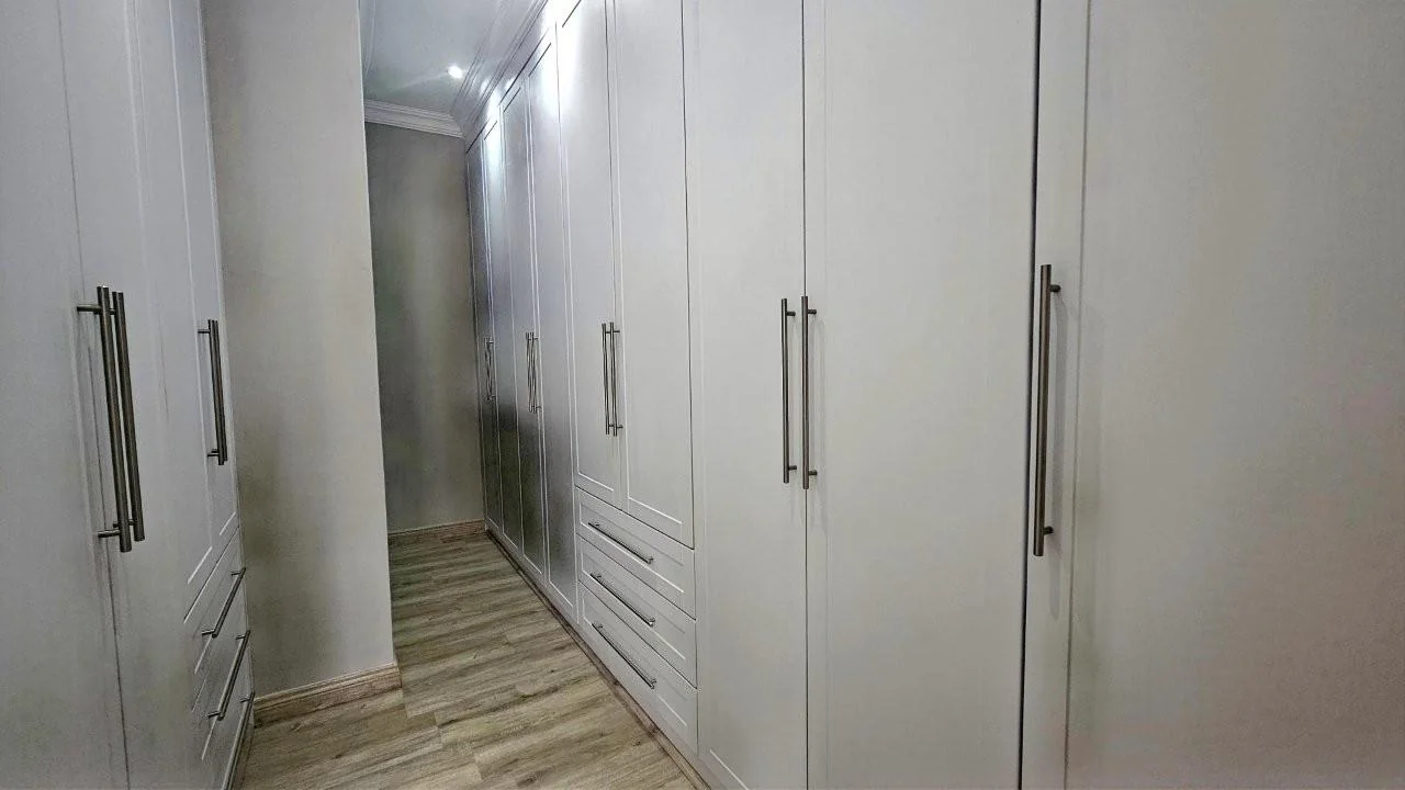 FULL TITLE TOWNHOUSE IN MIDSTREAM ESTATE – NEWLY RENOVATED AND BEAUTIFULLY APPOINTED