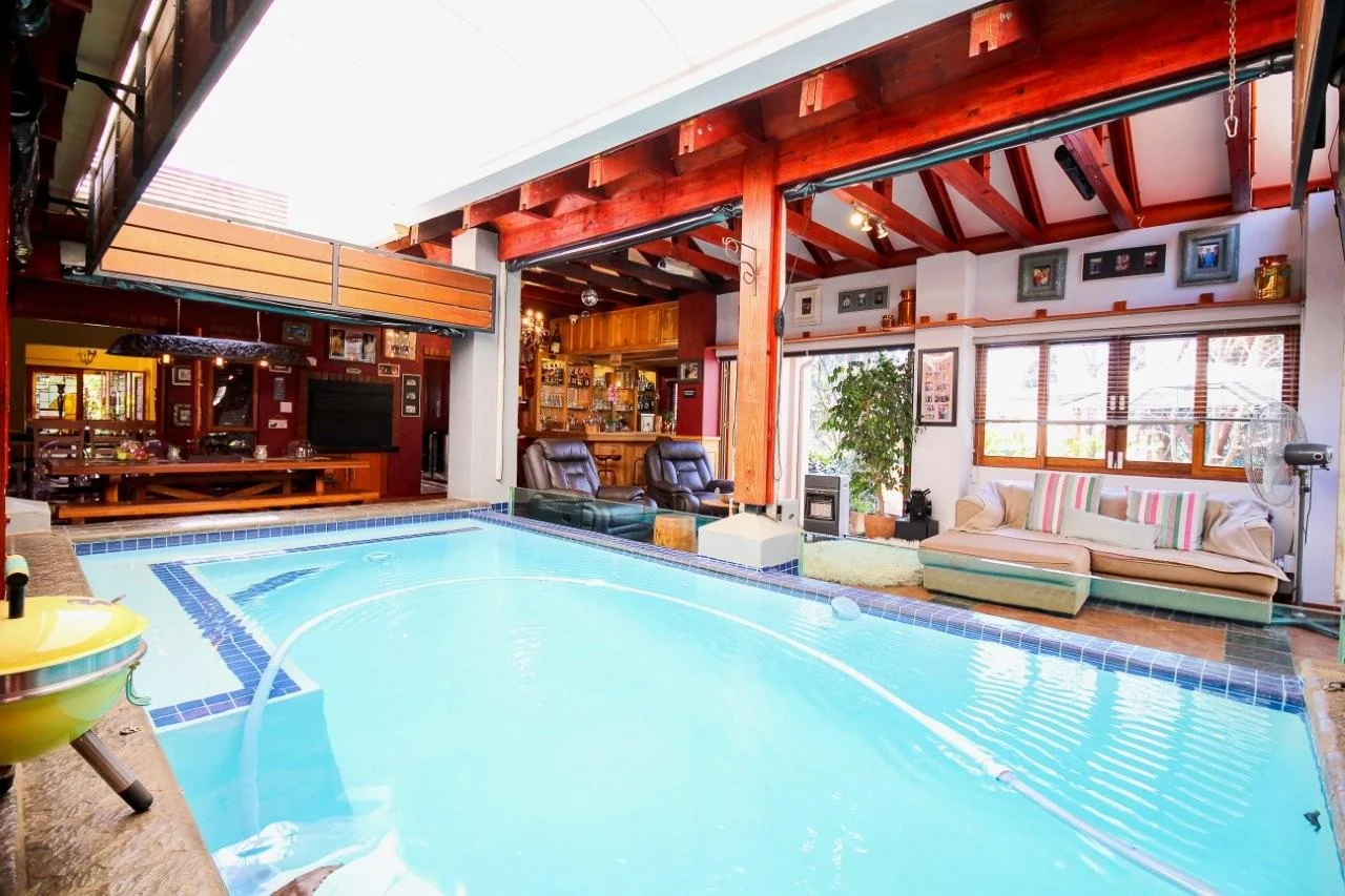 MAKE A SMART MOVE TO MIDSTREAM ESTATE .