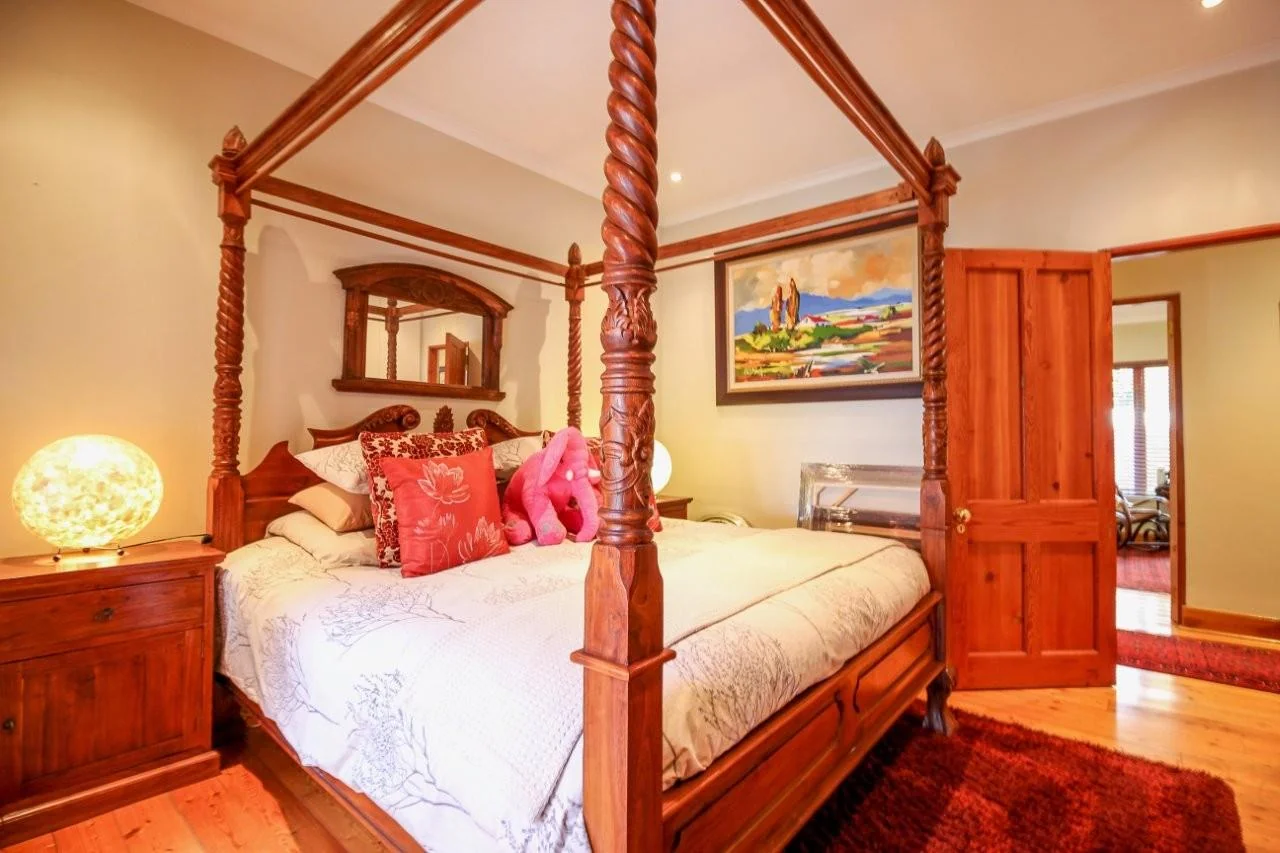 MAKE A SMART MOVE TO MIDSTREAM ESTATE .