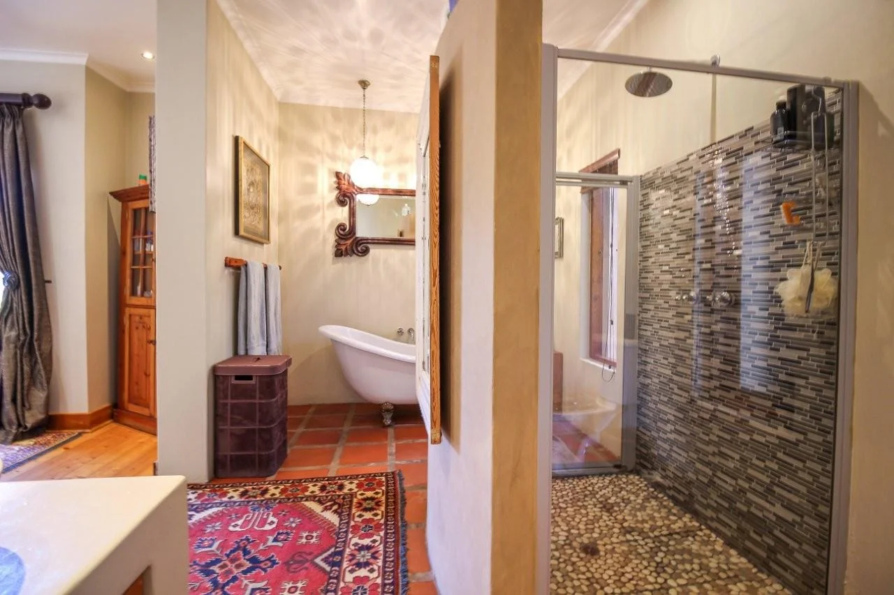 MAKE A SMART MOVE TO MIDSTREAM ESTATE .