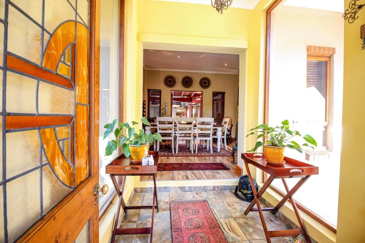 MAKE A SMART MOVE TO MIDSTREAM ESTATE .