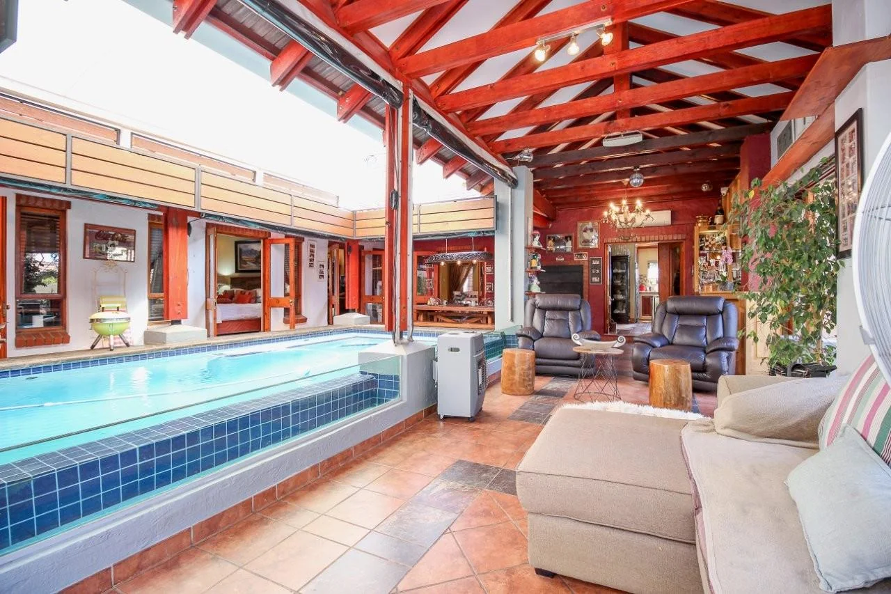 MAKE A SMART MOVE TO MIDSTREAM ESTATE .