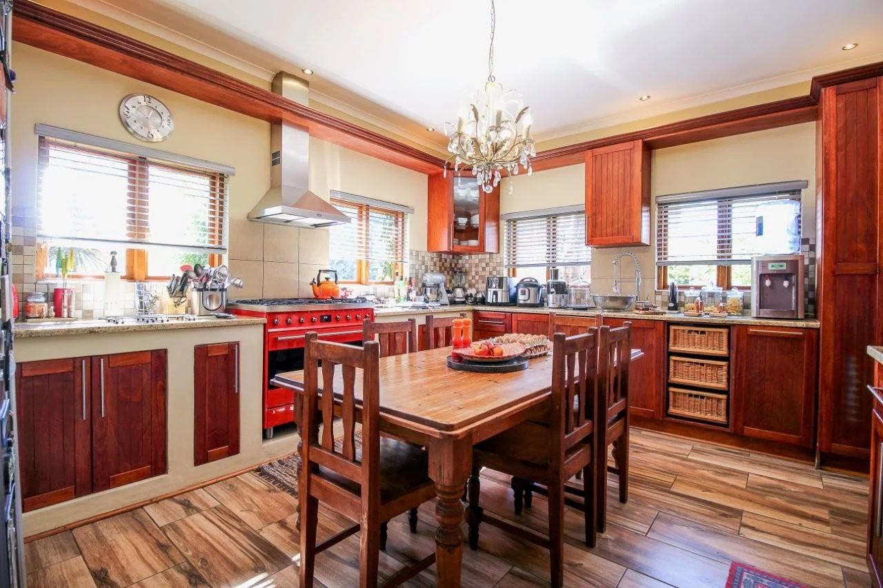 MAKE A SMART MOVE TO MIDSTREAM ESTATE .