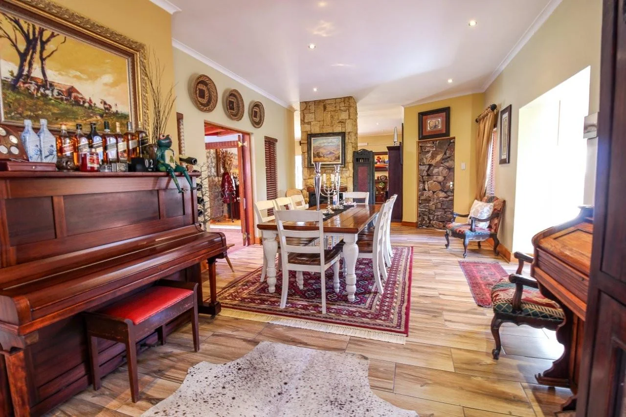 MAKE A SMART MOVE TO MIDSTREAM ESTATE .