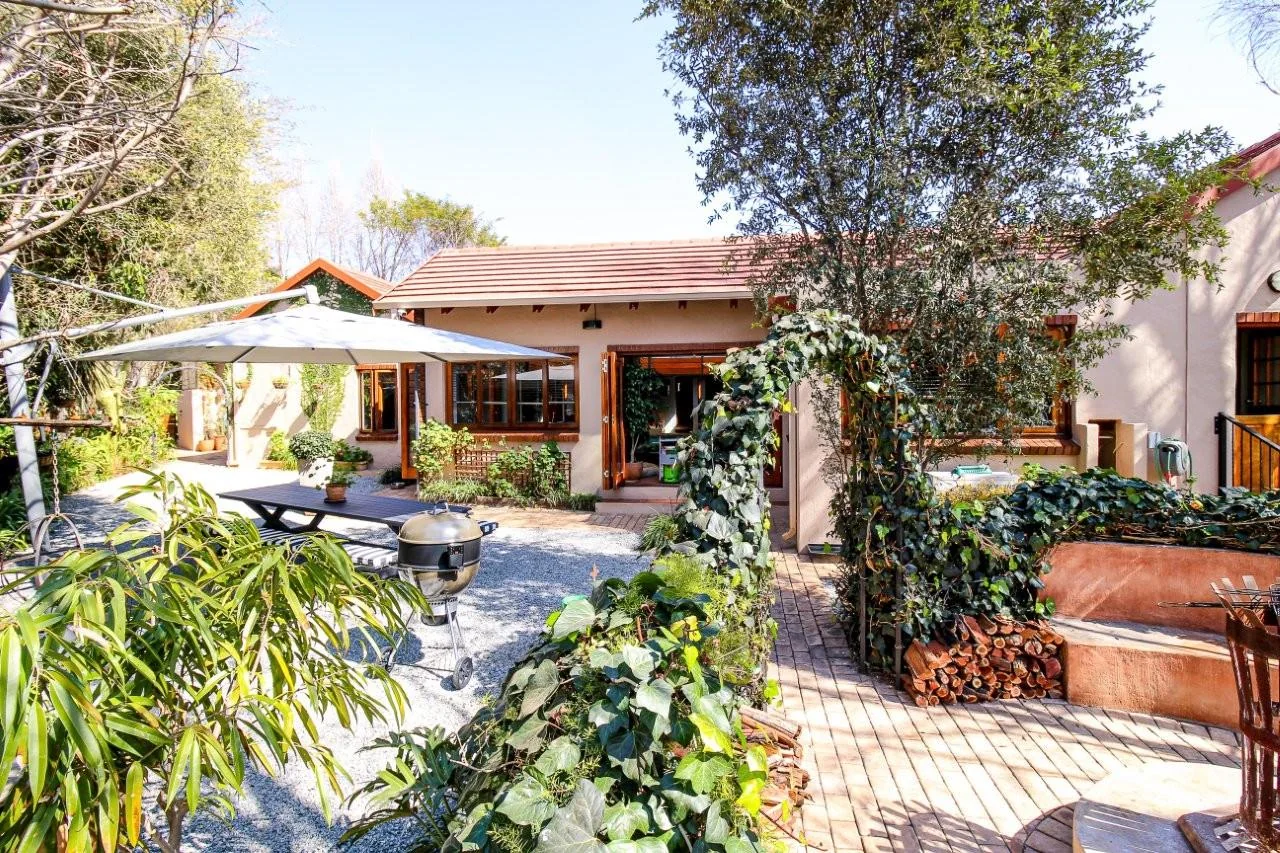 MAKE A SMART MOVE TO MIDSTREAM ESTATE .