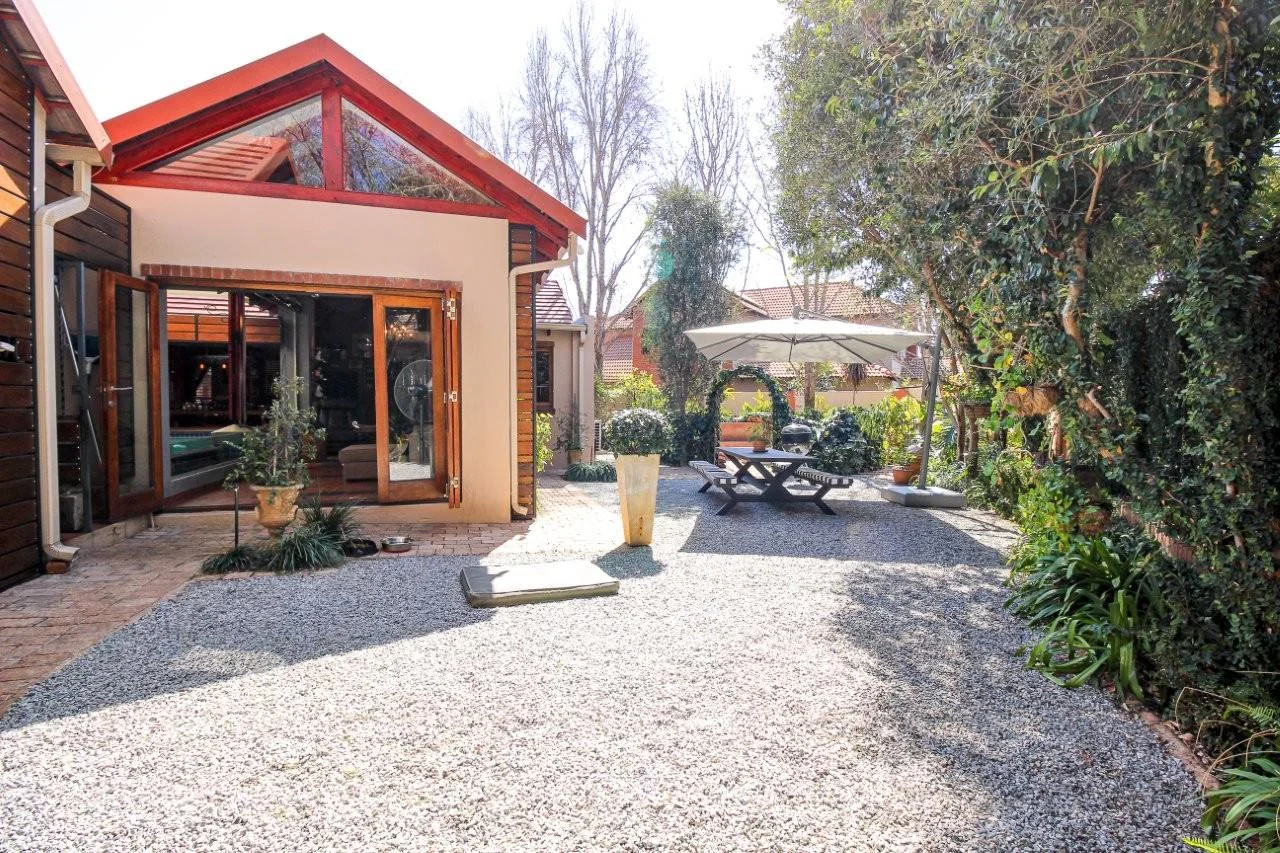 MAKE A SMART MOVE TO MIDSTREAM ESTATE .