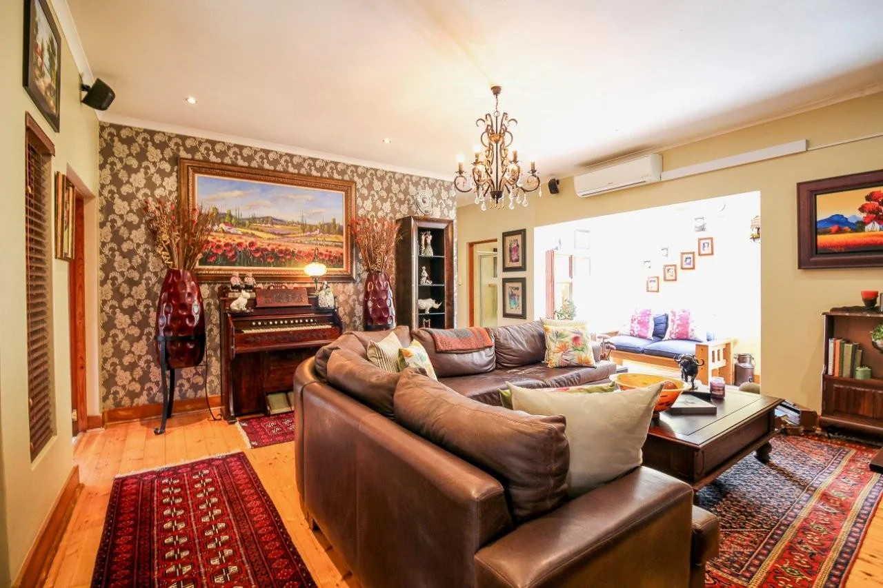 MAKE A SMART MOVE TO MIDSTREAM ESTATE .