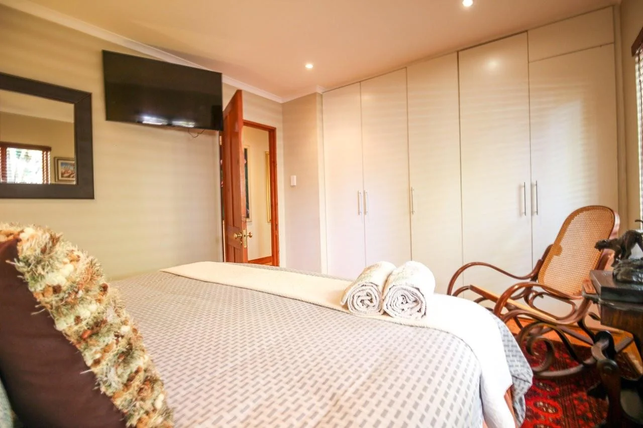 MAKE A SMART MOVE TO MIDSTREAM ESTATE .