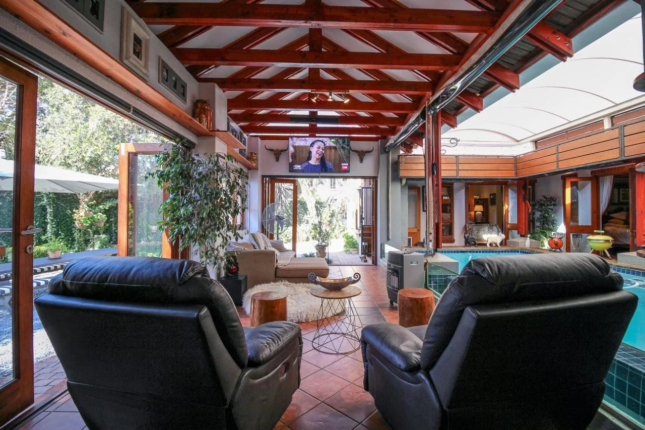 MAKE A SMART MOVE TO MIDSTREAM ESTATE .