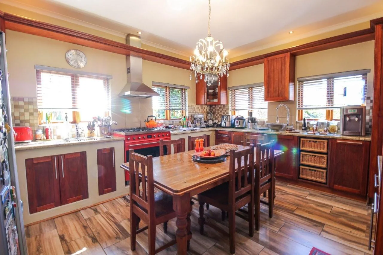 MAKE A SMART MOVE TO MIDSTREAM ESTATE .