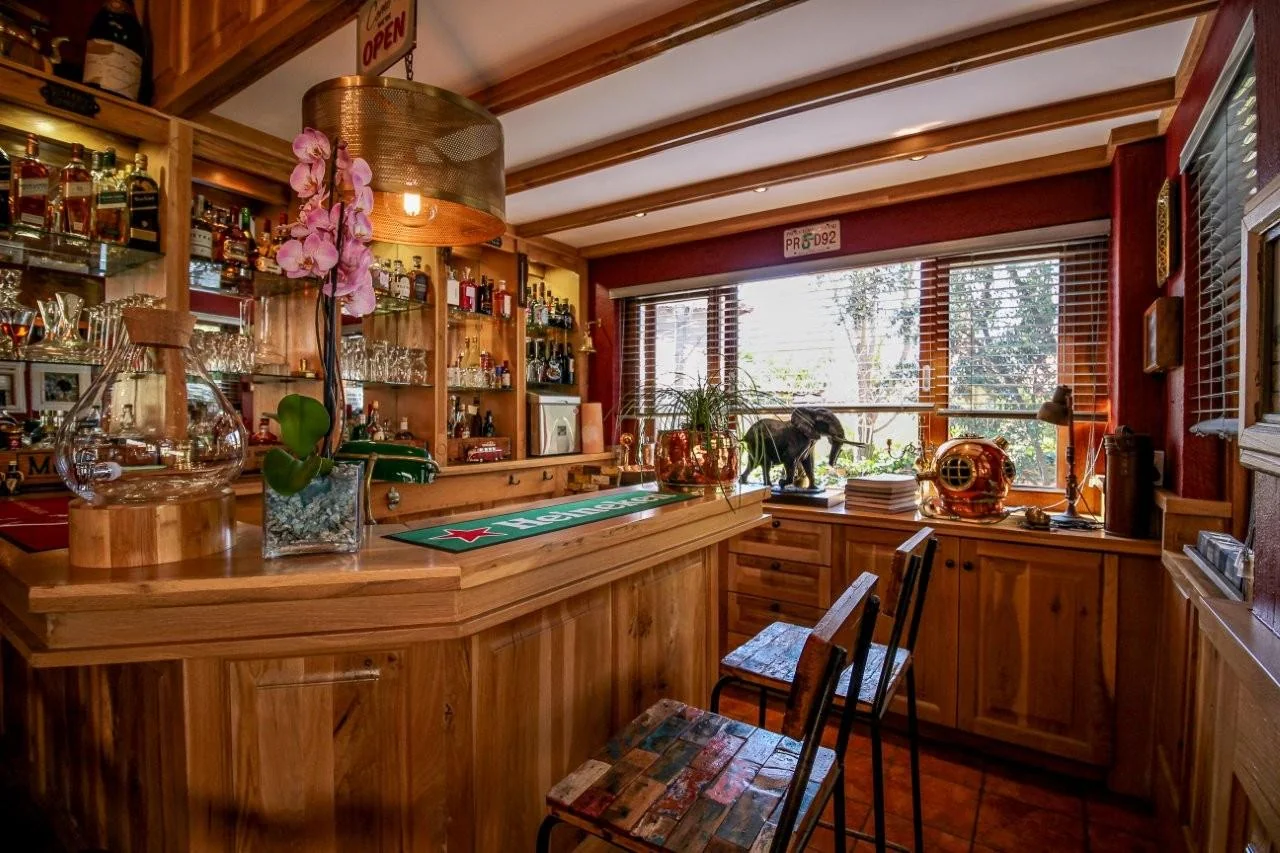 MAKE A SMART MOVE TO MIDSTREAM ESTATE .