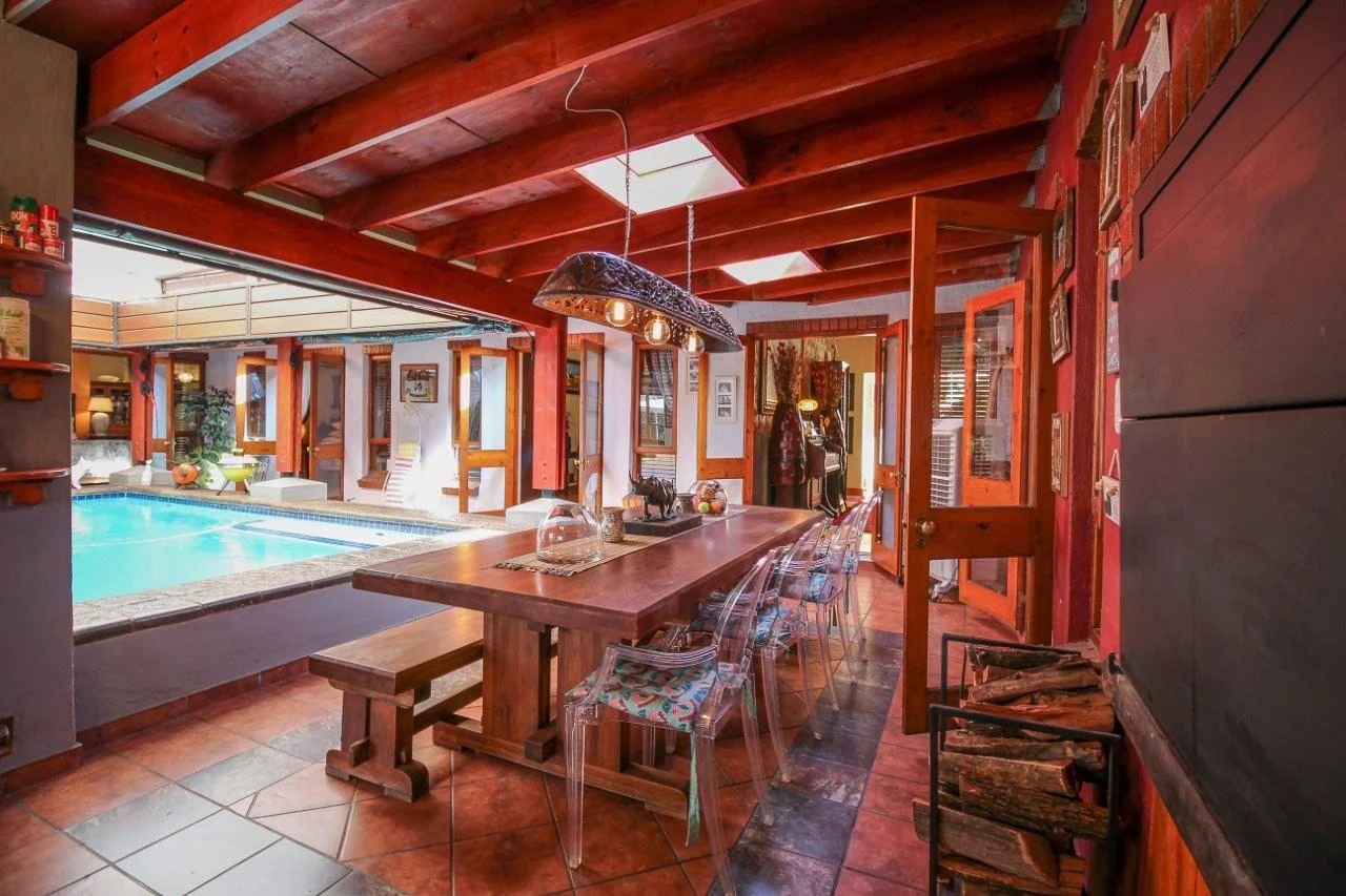 MAKE A SMART MOVE TO MIDSTREAM ESTATE .