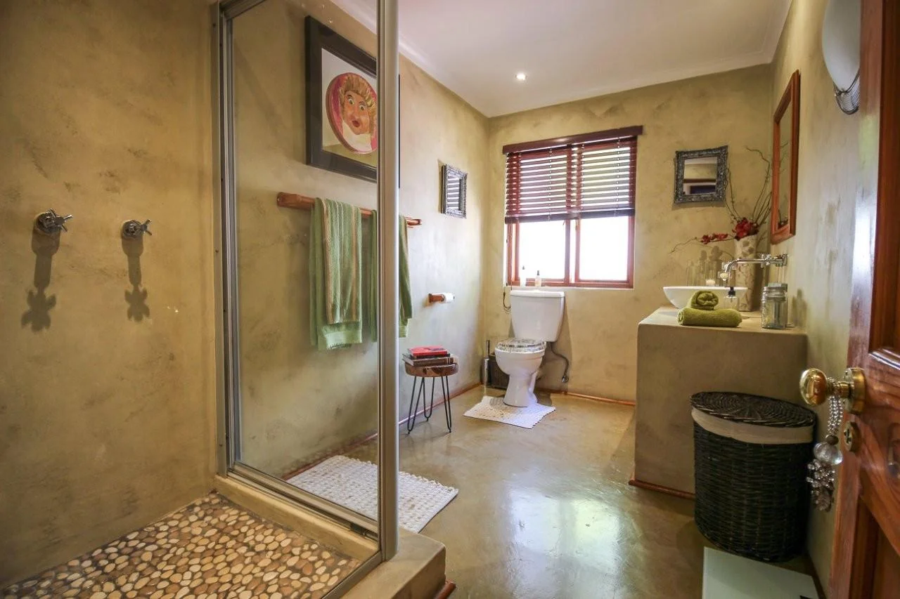 MAKE A SMART MOVE TO MIDSTREAM ESTATE .