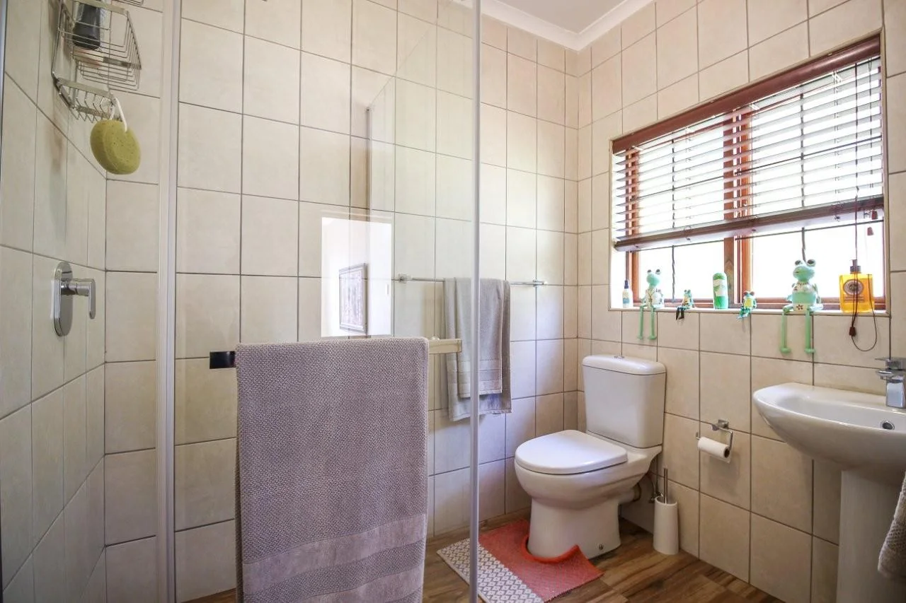 MAKE A SMART MOVE TO MIDSTREAM ESTATE .