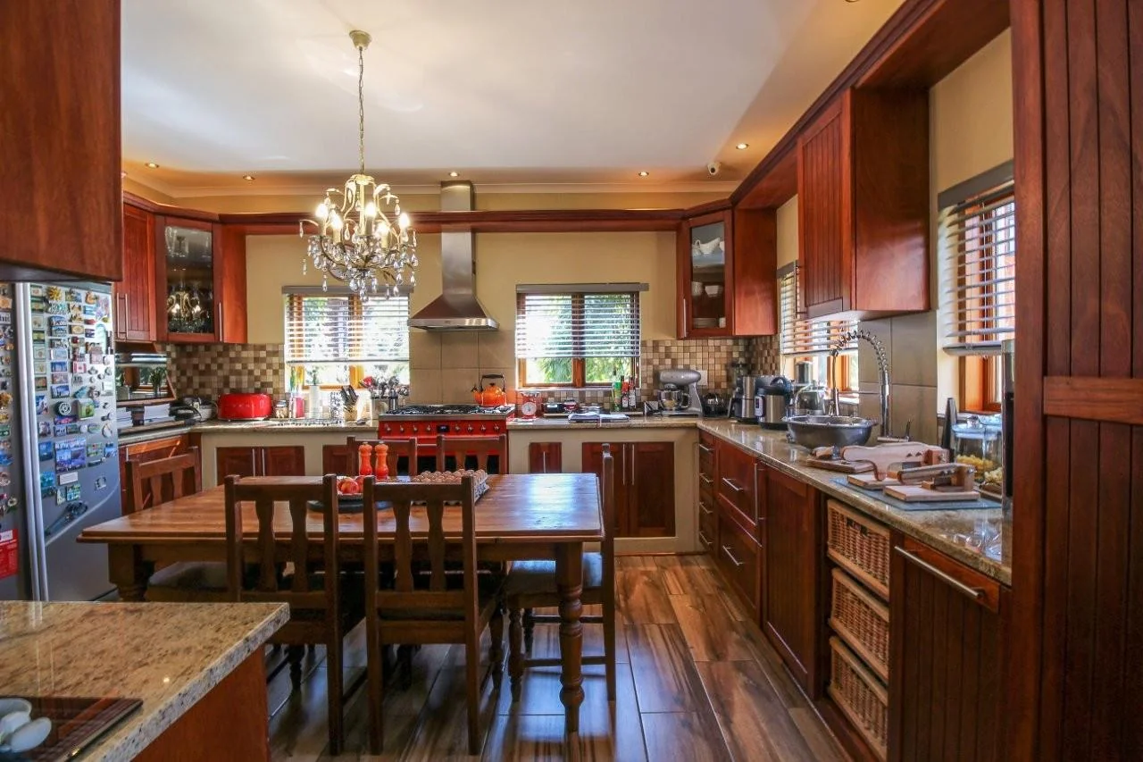 MAKE A SMART MOVE TO MIDSTREAM ESTATE .