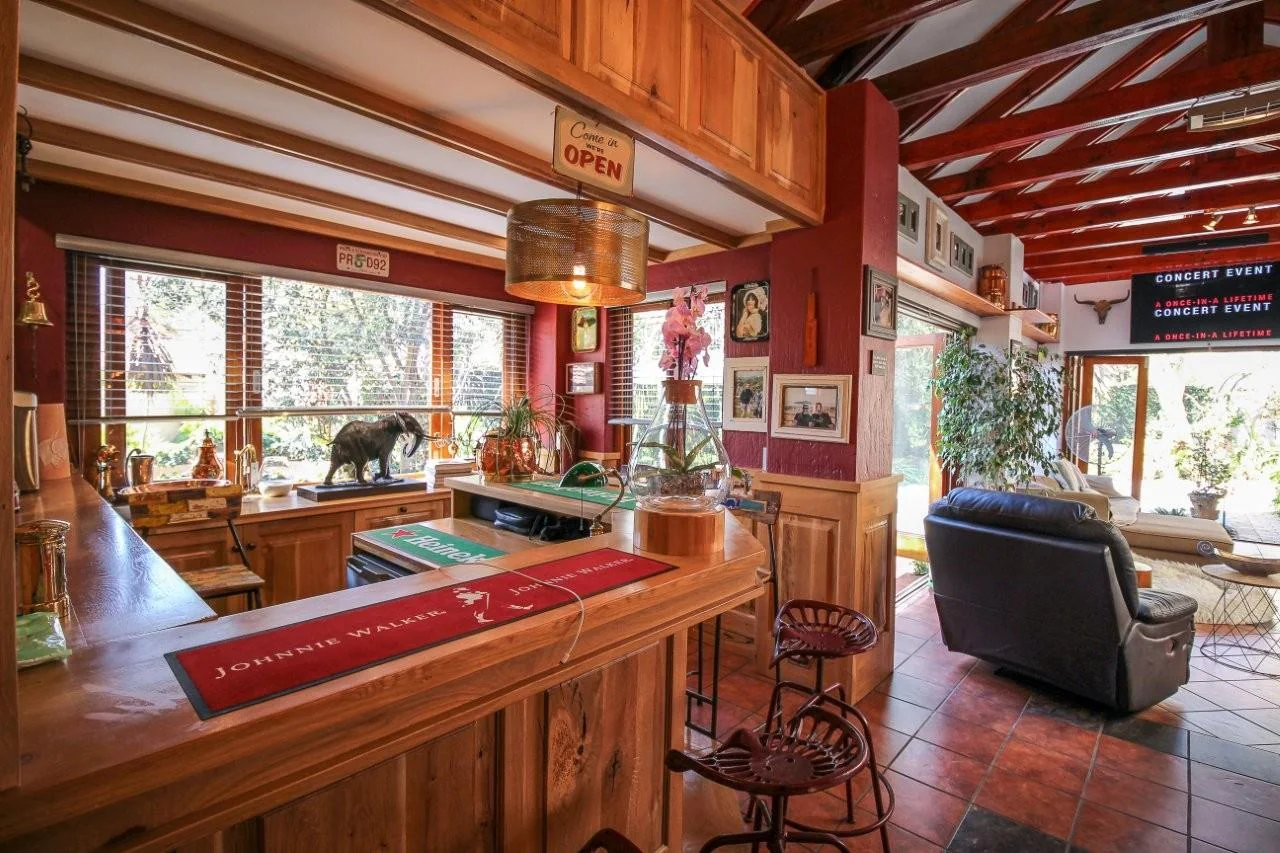 MAKE A SMART MOVE TO MIDSTREAM ESTATE .