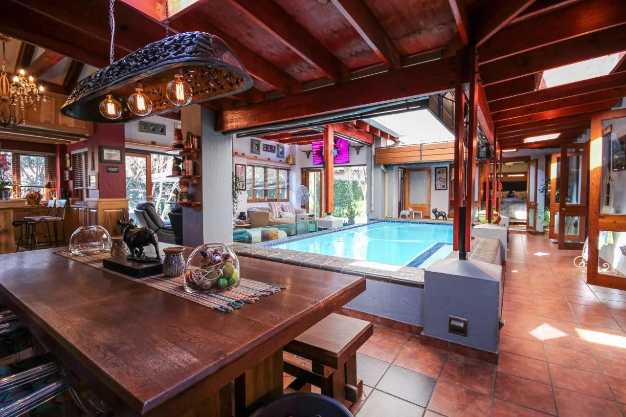 MAKE A SMART MOVE TO MIDSTREAM ESTATE .