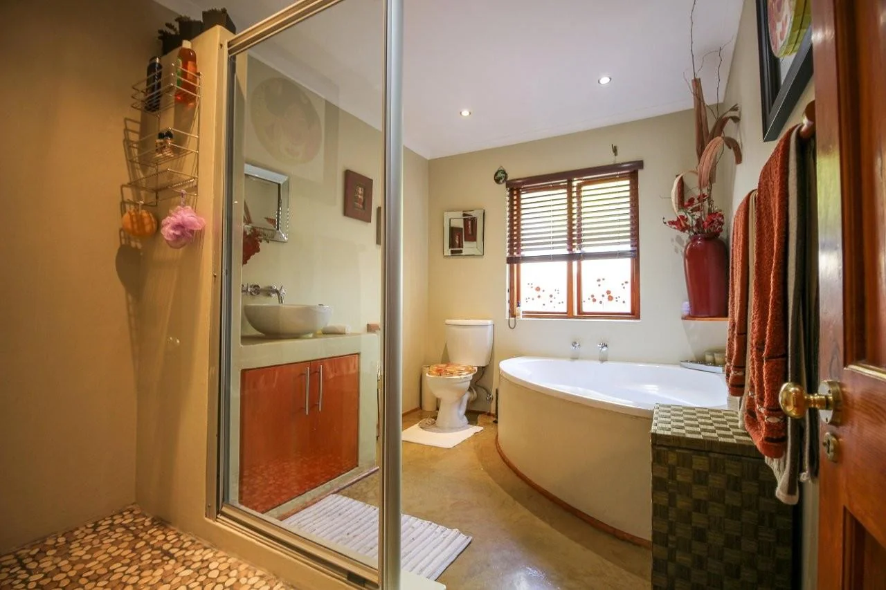 MAKE A SMART MOVE TO MIDSTREAM ESTATE .