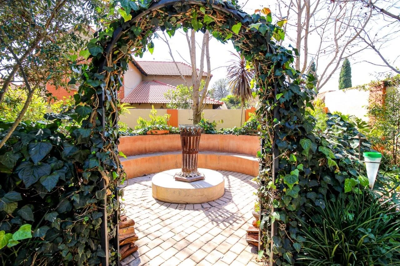 MAKE A SMART MOVE TO MIDSTREAM ESTATE .