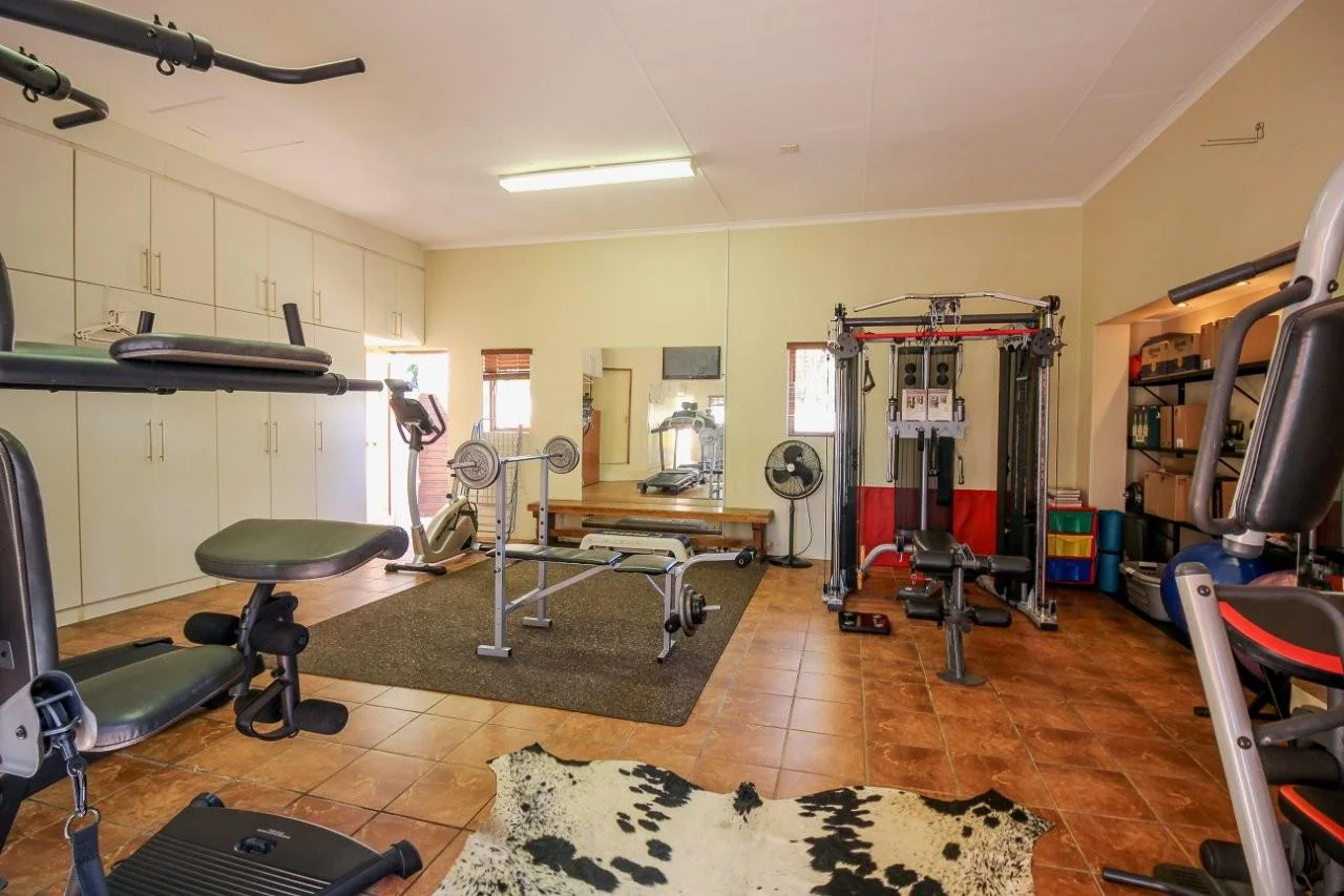 MAKE A SMART MOVE TO MIDSTREAM ESTATE .